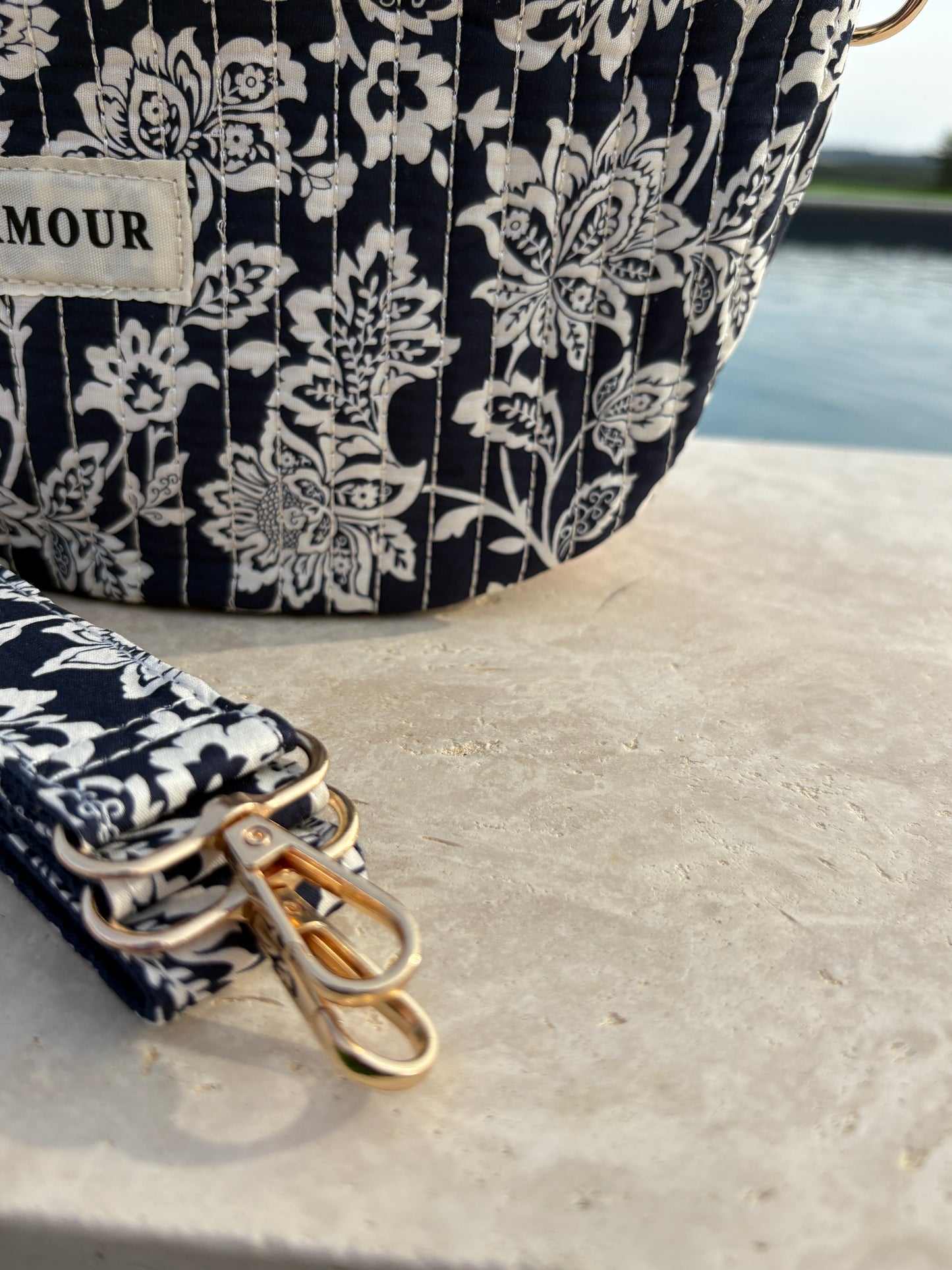 Sac banane coton matelassé liberty fleuri toile de jouy bleu marine et blanc