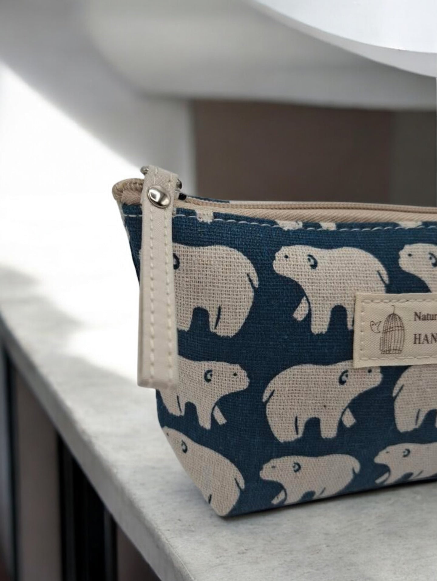 Trousse en coton motif ours polaires blancs sur fond bleu