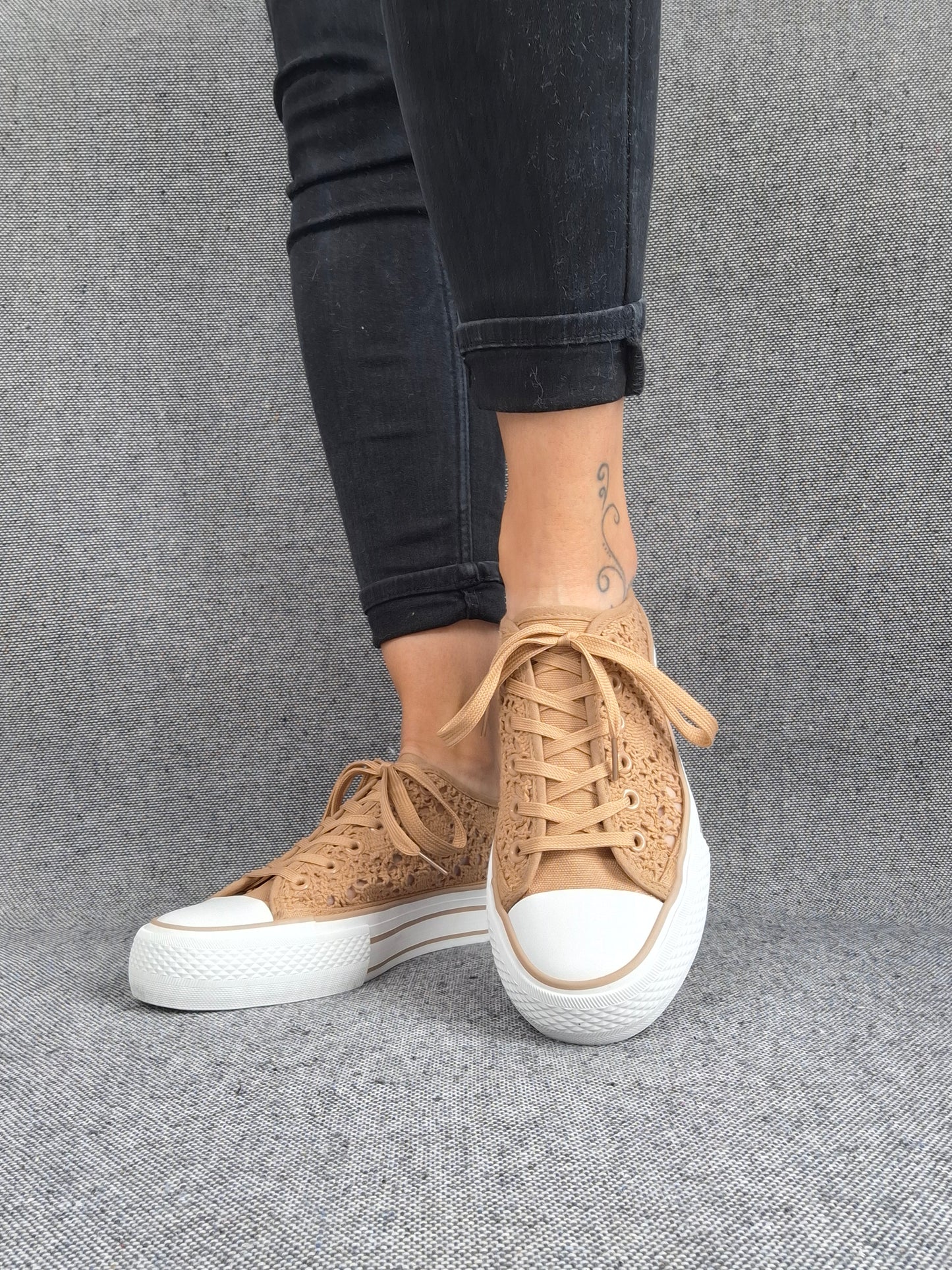 Chaussures baskets basses à dentelle beige foncé en tissu style converse