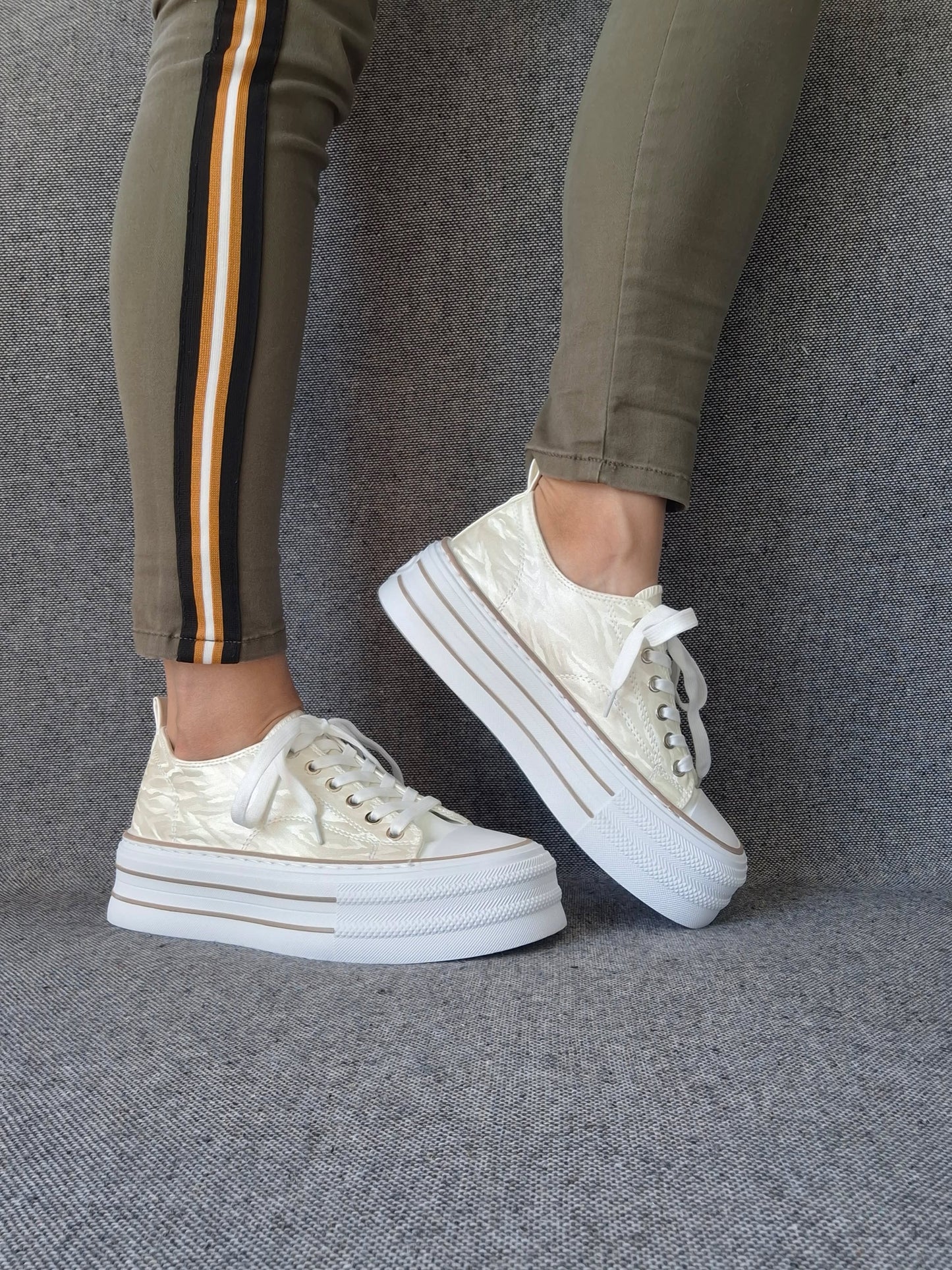 Chaussures baskets basses semelle compensée tissu rigide beige irisé avec motifs zebré style converse plateforme