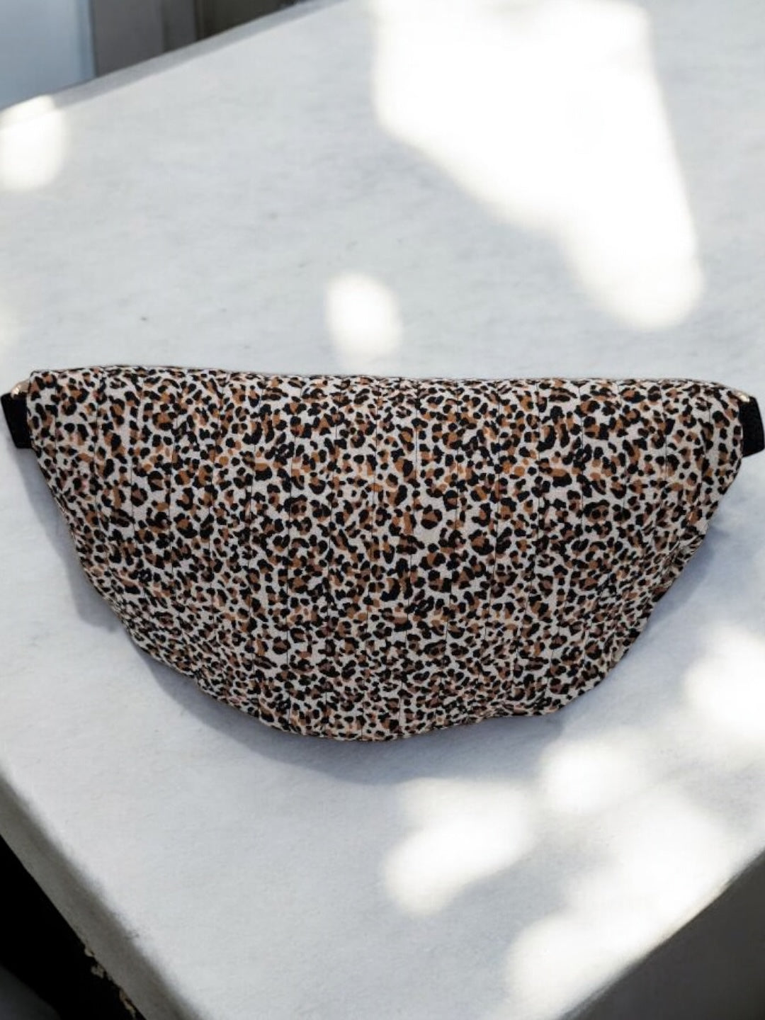 Sac banane beige motifs léopard matelassé en coton