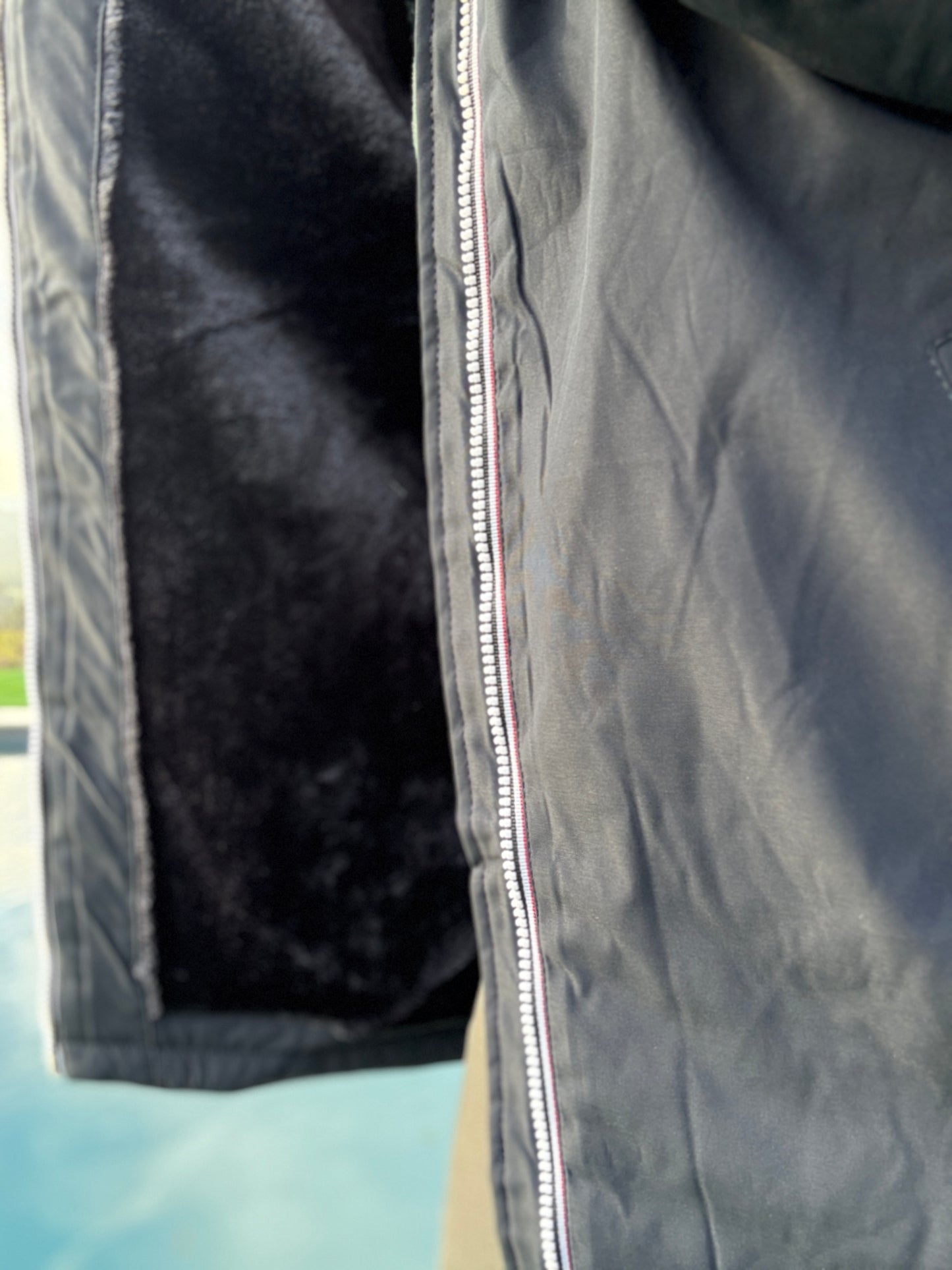 Manteau imperméable mi long fourré en fausse fourrure bleu marine