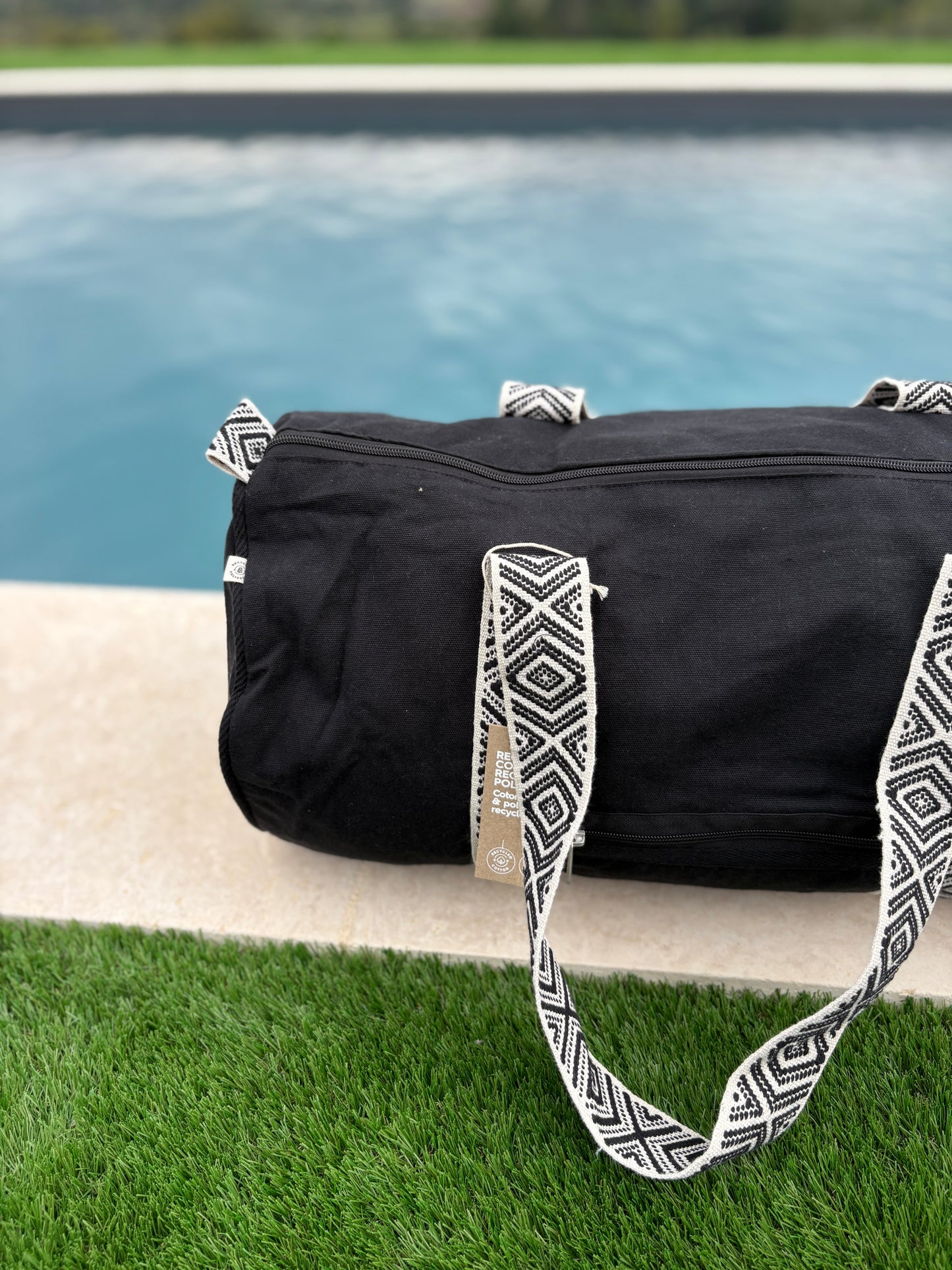 Sac polochon en coton tissu noir avec poignées motifs géométriques en noir et blanc