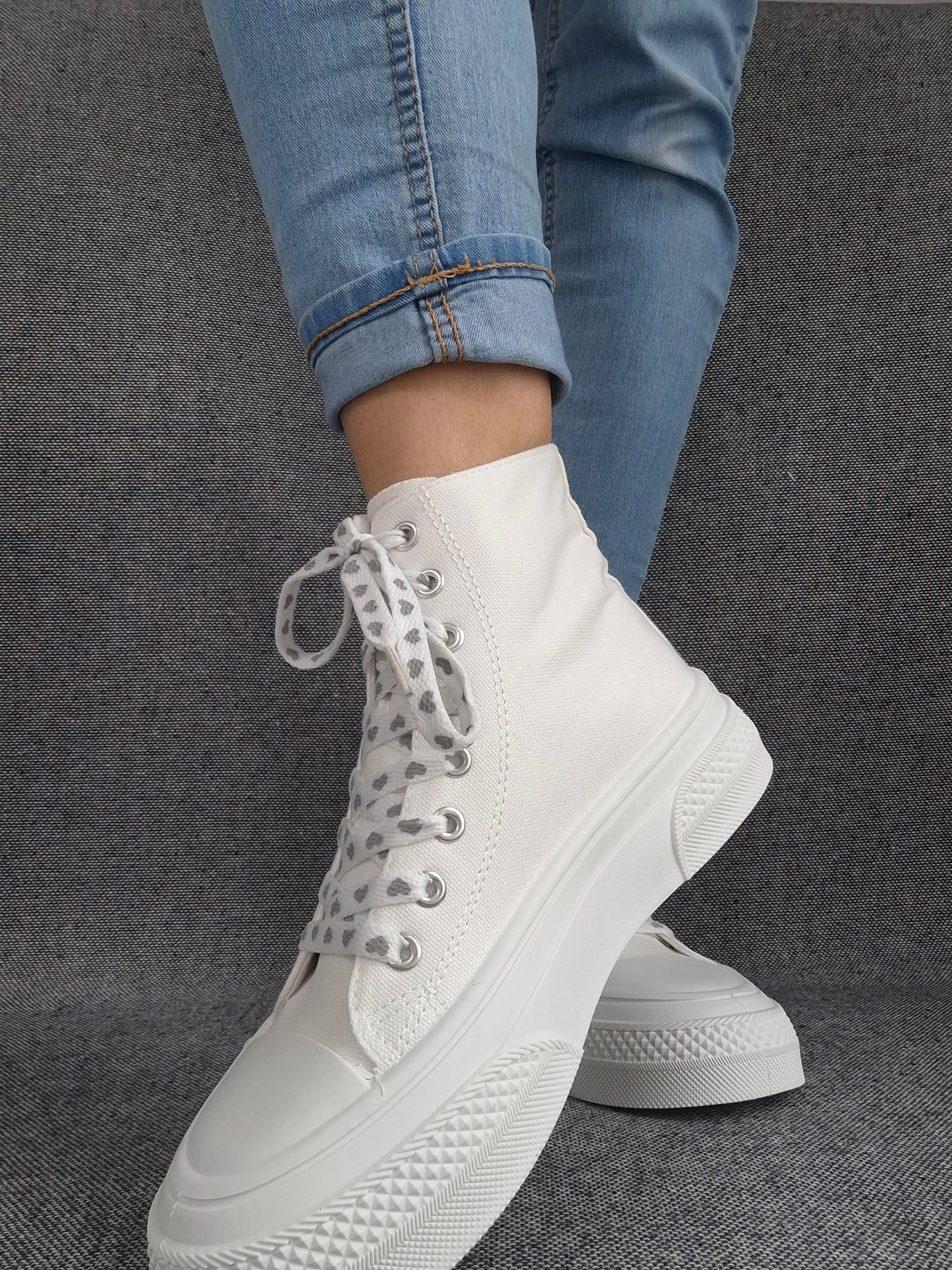 Chaussures baskets hautes en tissu toile beige avec motifs coeurs semelles compensées