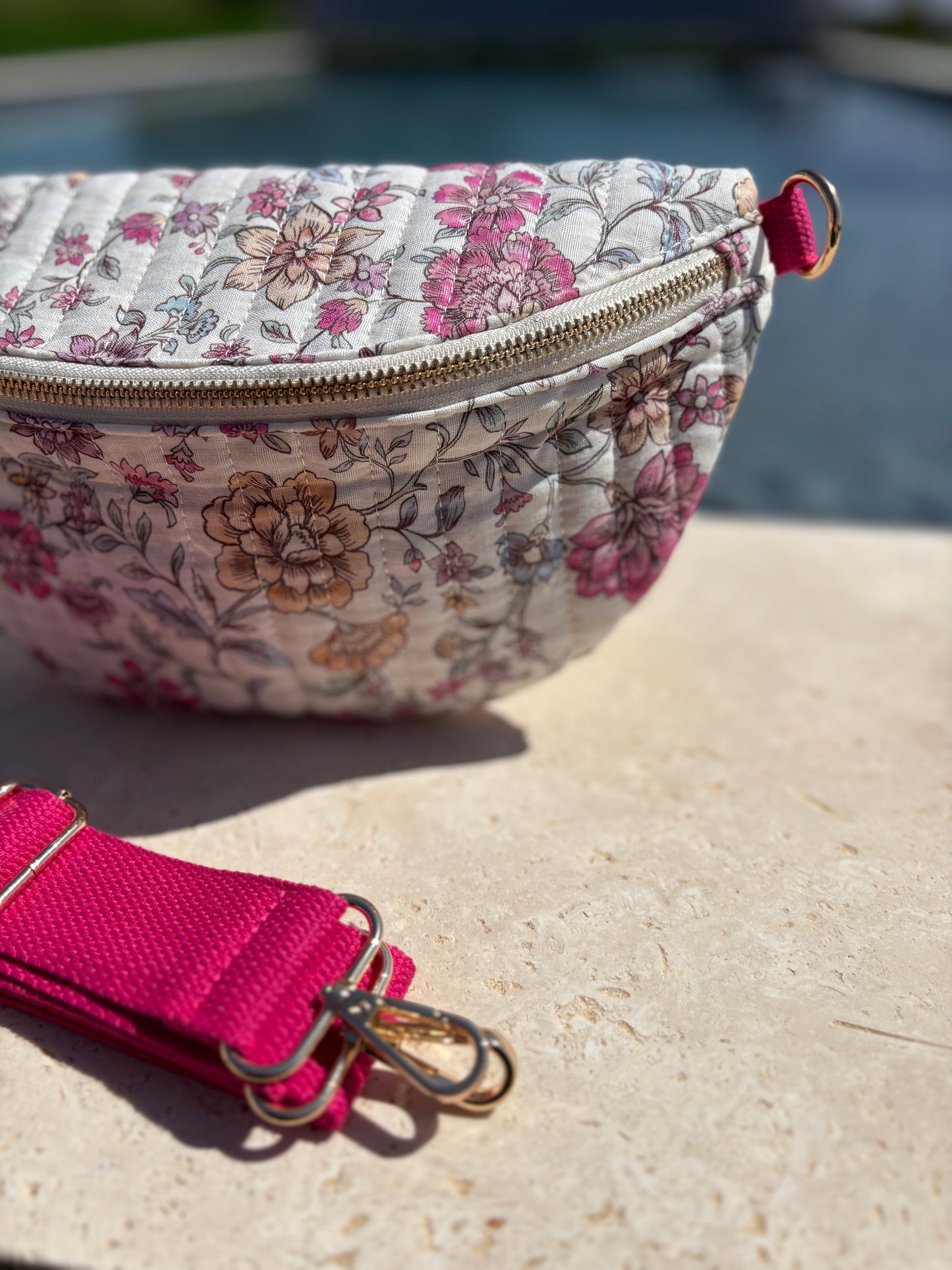 Sac banane en coton matelassé liberty blanc motif floral rose fuschia