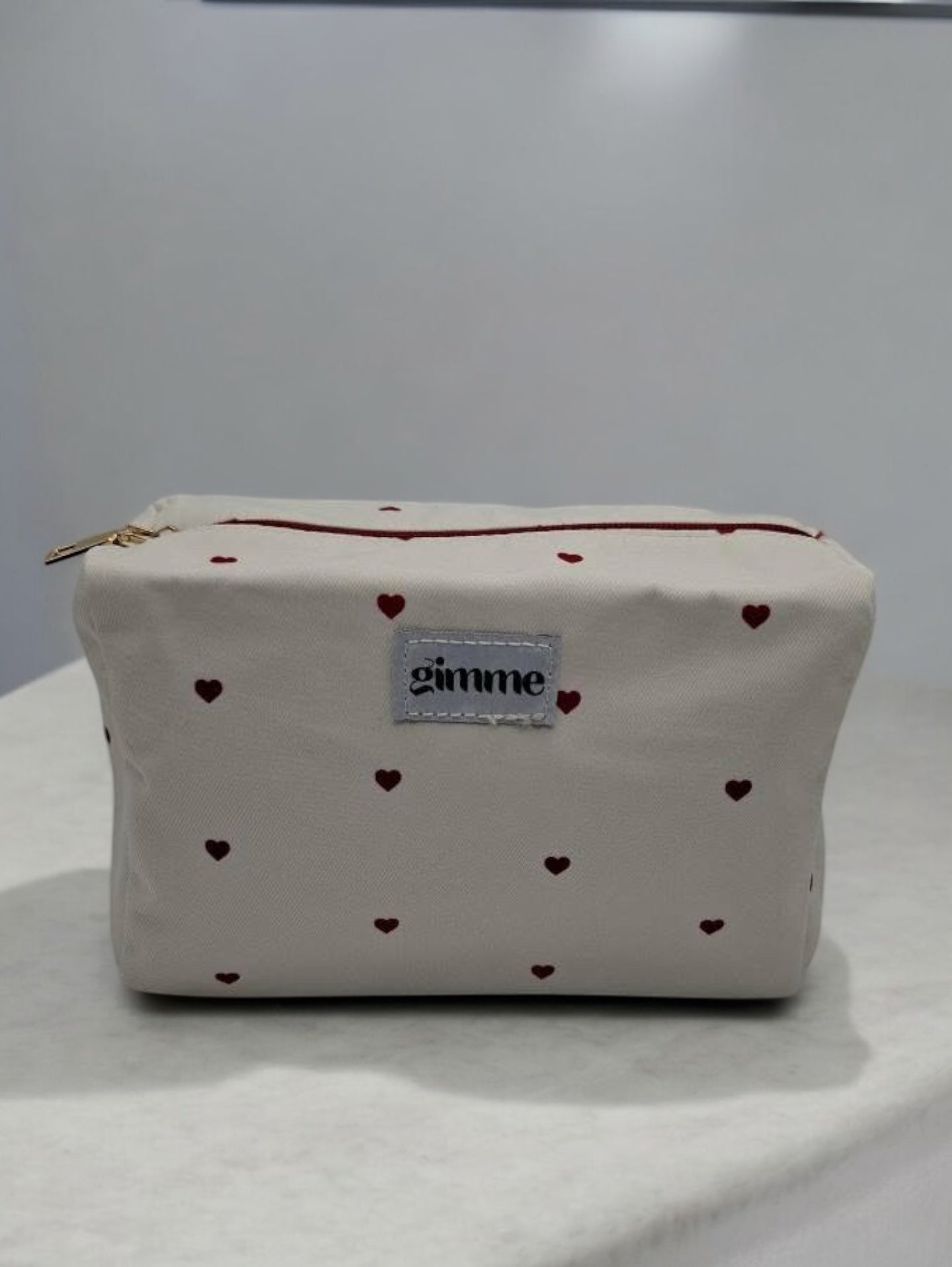 Trousse en tissu imperméable blanc motifs cœurs rouges