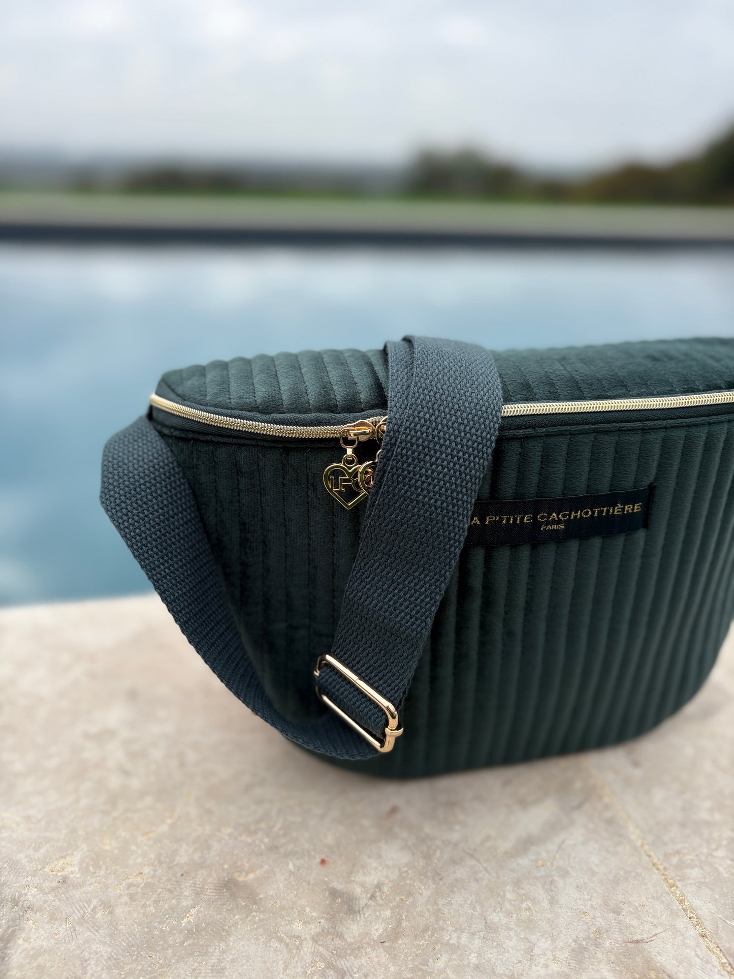 Sac banane en velours côtelé kaki “La P’tite cachottière”