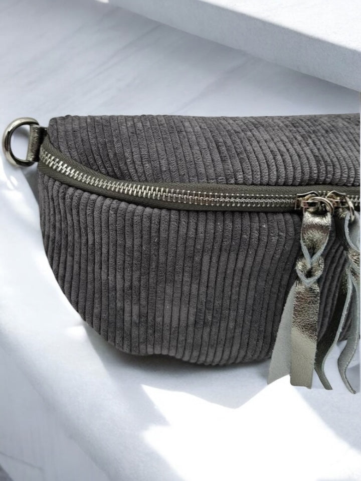 Sac banane en velours côtelé gris doubles curseurs en cuir
