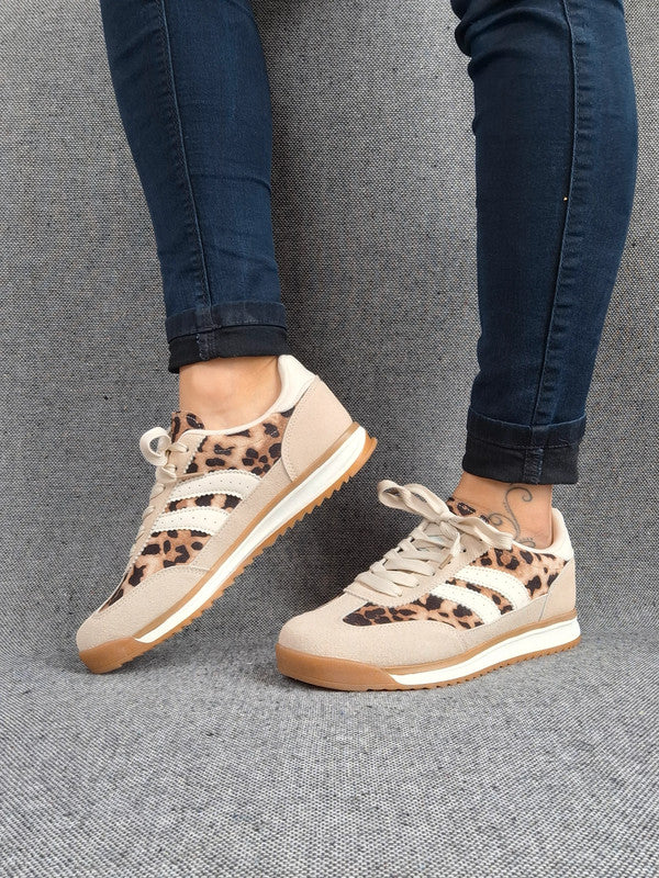 Chaussures baskets basses taupe léopard avec bandes blanches style sneakers