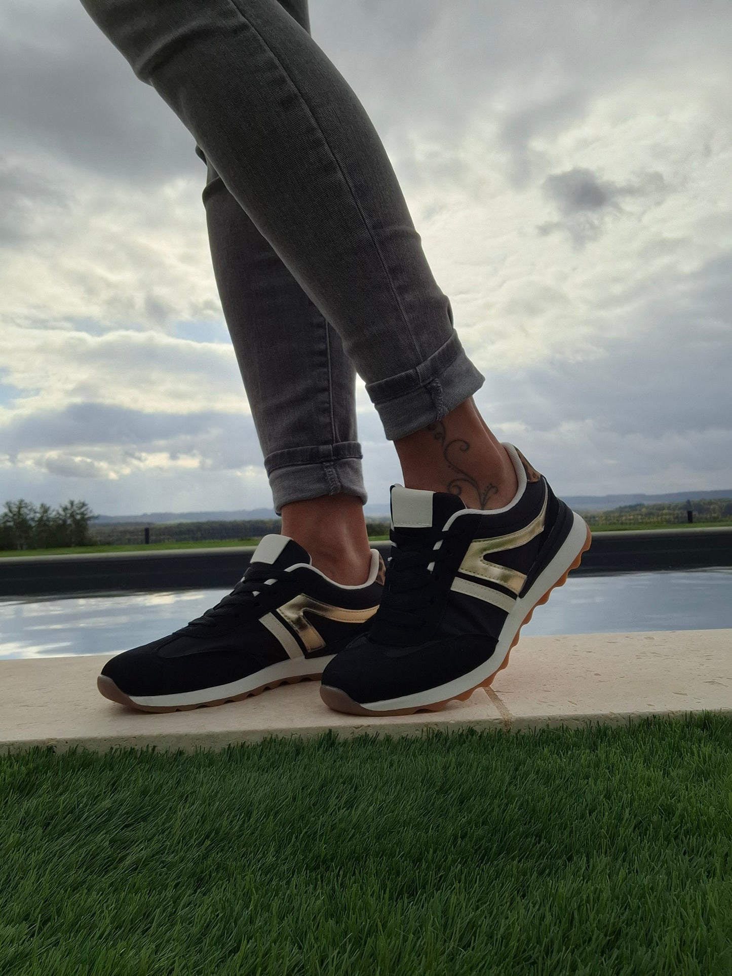 Chaussures baskets basses noir doré style sneakers new balance