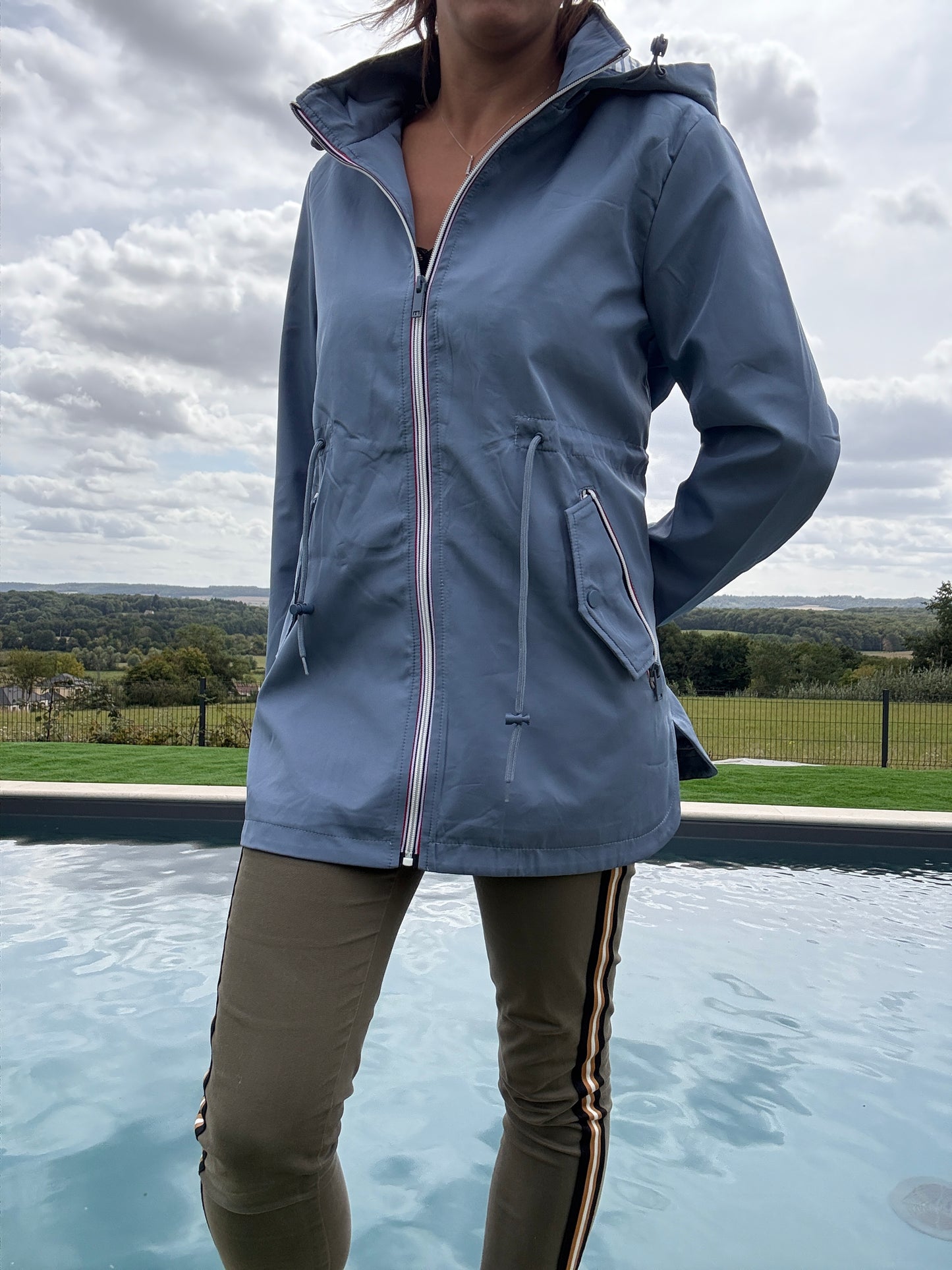 New Lolo - Manteau mi long deperlant léger bleu clair capuche intérieur marin rayé bleu clair blanc
