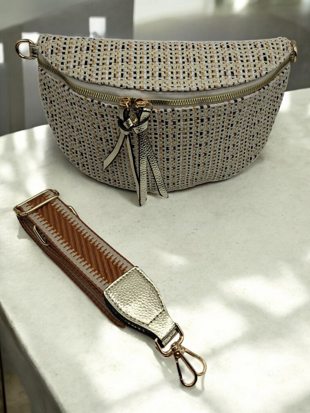 Sac banane en tissu à motif texturé noir, beige et camel sangle fantaisie