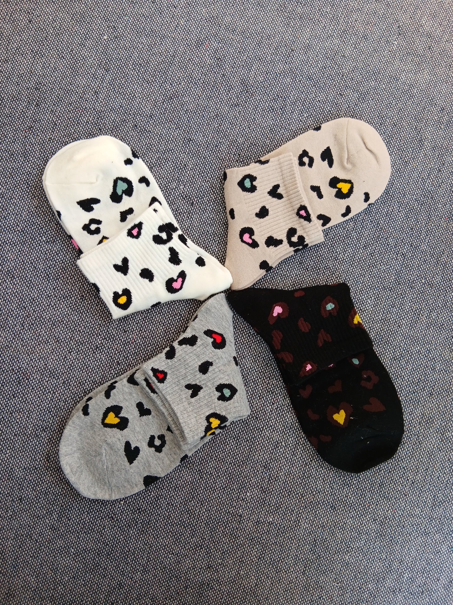 Paire de chaussettes beige en coton à motifs coeurs colorés