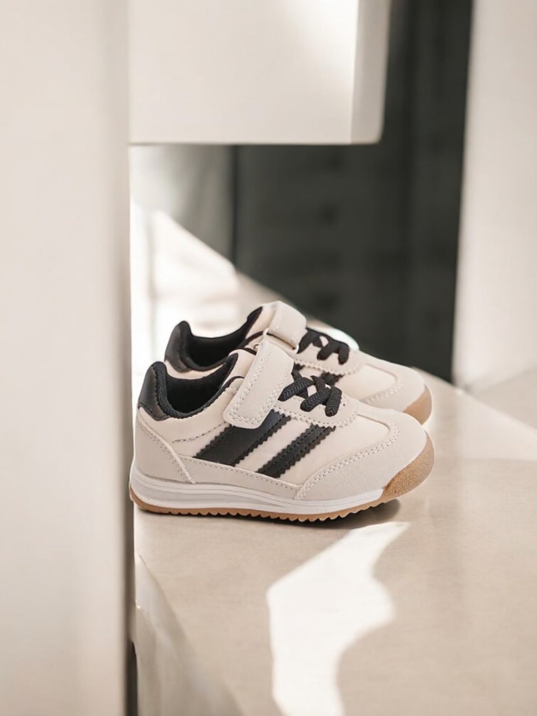 Chaussures baskets beiges avec bandes noires style sneakers - Enfant (garçon)
