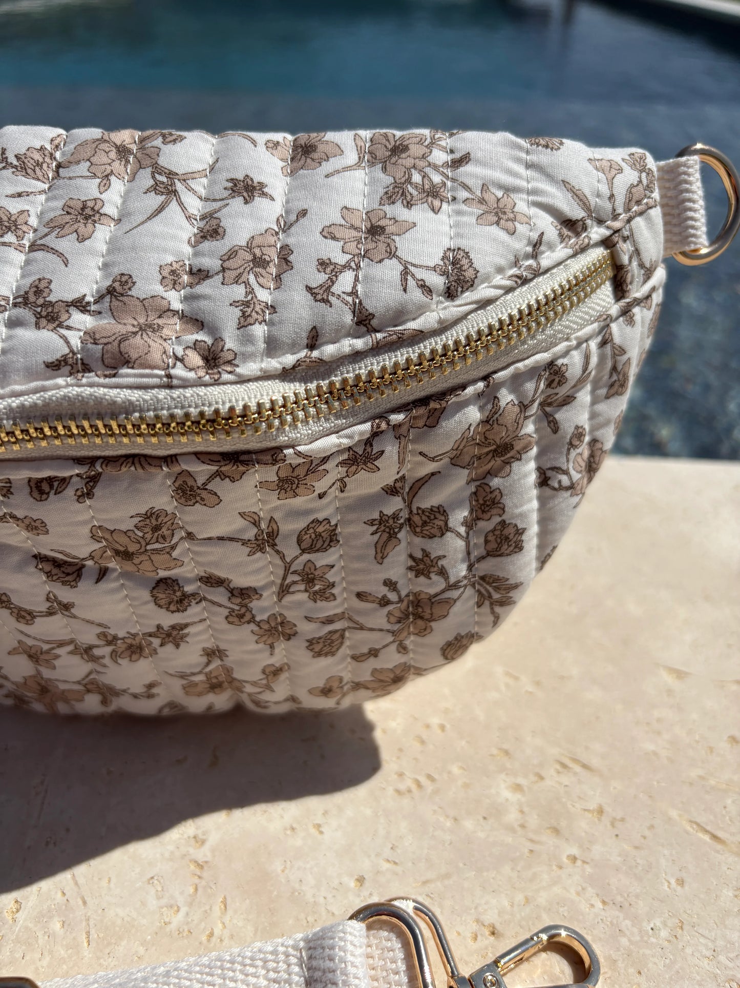 Riñonera de algodón acolchado con estampado floral Liberty en beige topo