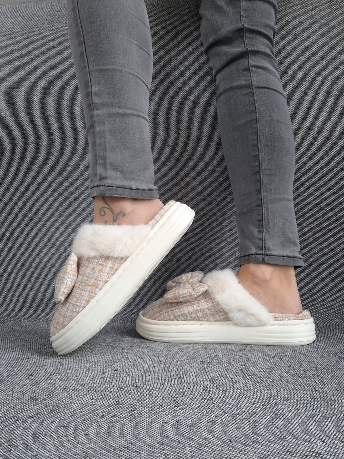 Chaussons fourrés beige et blanc en tissu à carreaux avec noeud