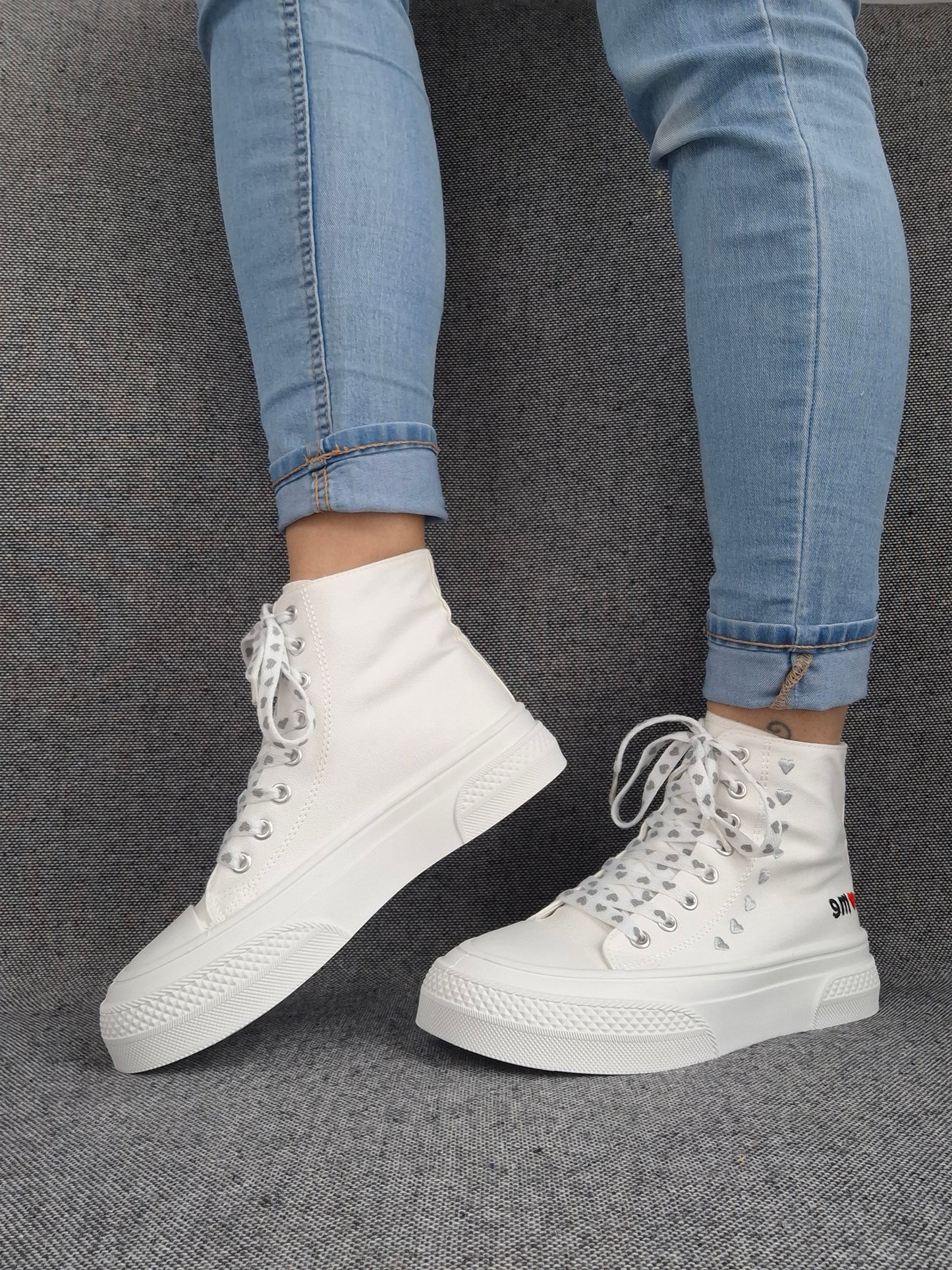 Chaussures baskets hautes en tissu toile beige avec motifs coeurs semelles compensées