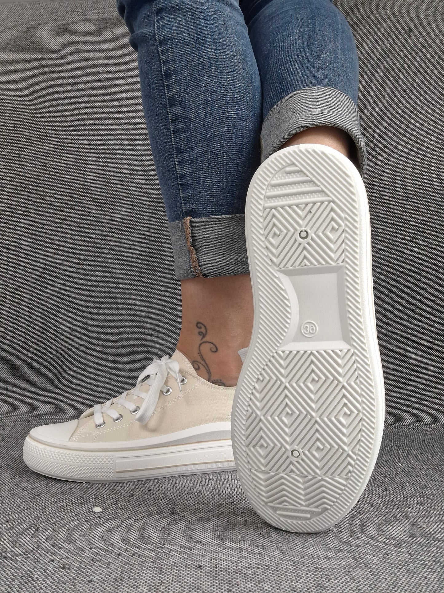 Chaussures baskets en toile beige clair semelle compensée style converse