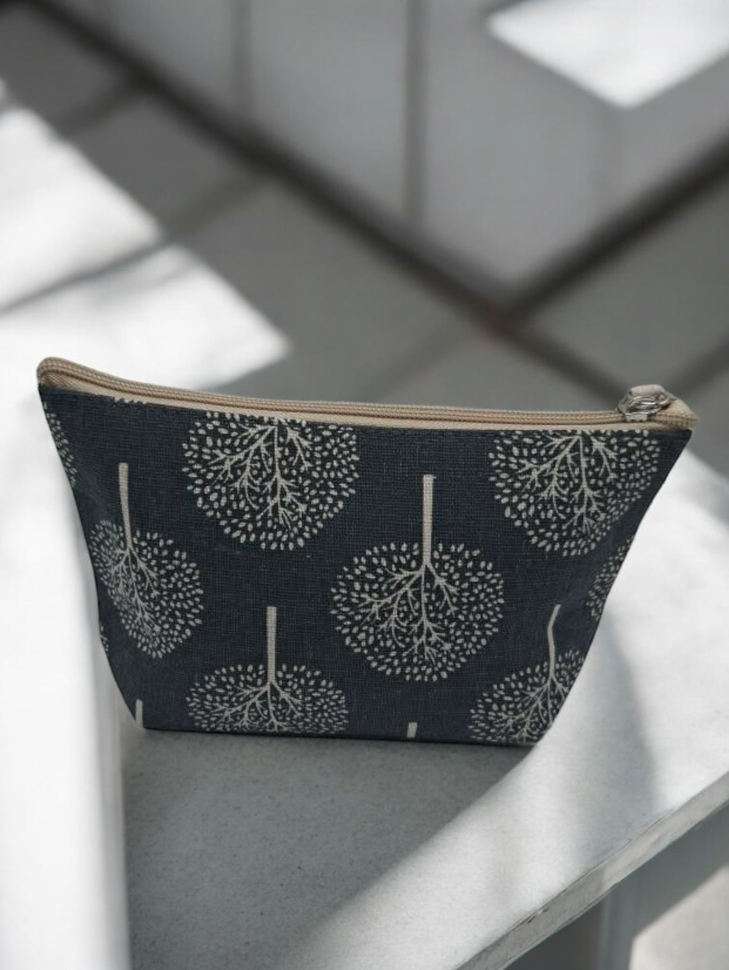 Trousse en coton gris motifs arbres blanc