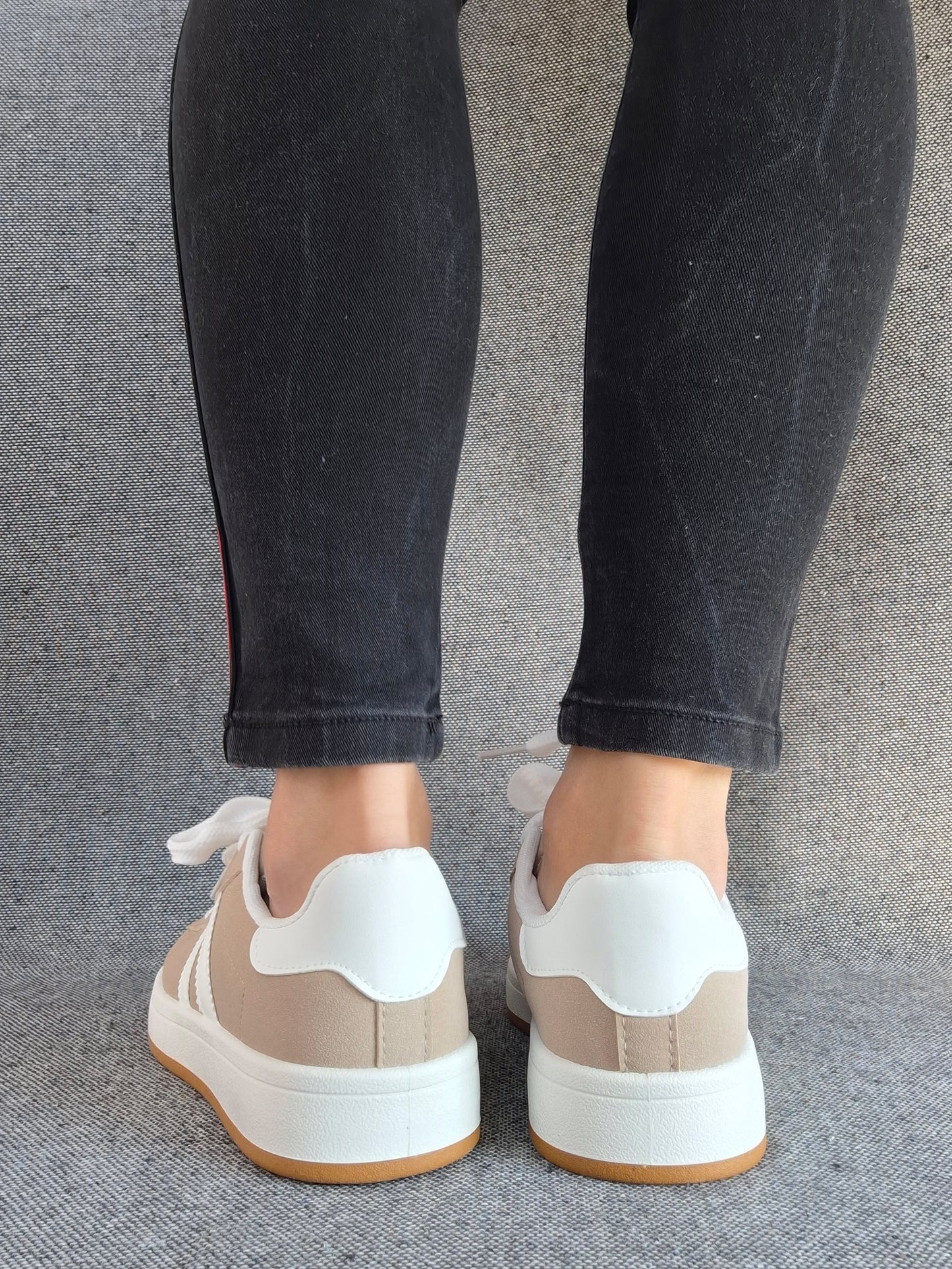 Chaussures baskets basses taupe avec bandes blanches style campus
