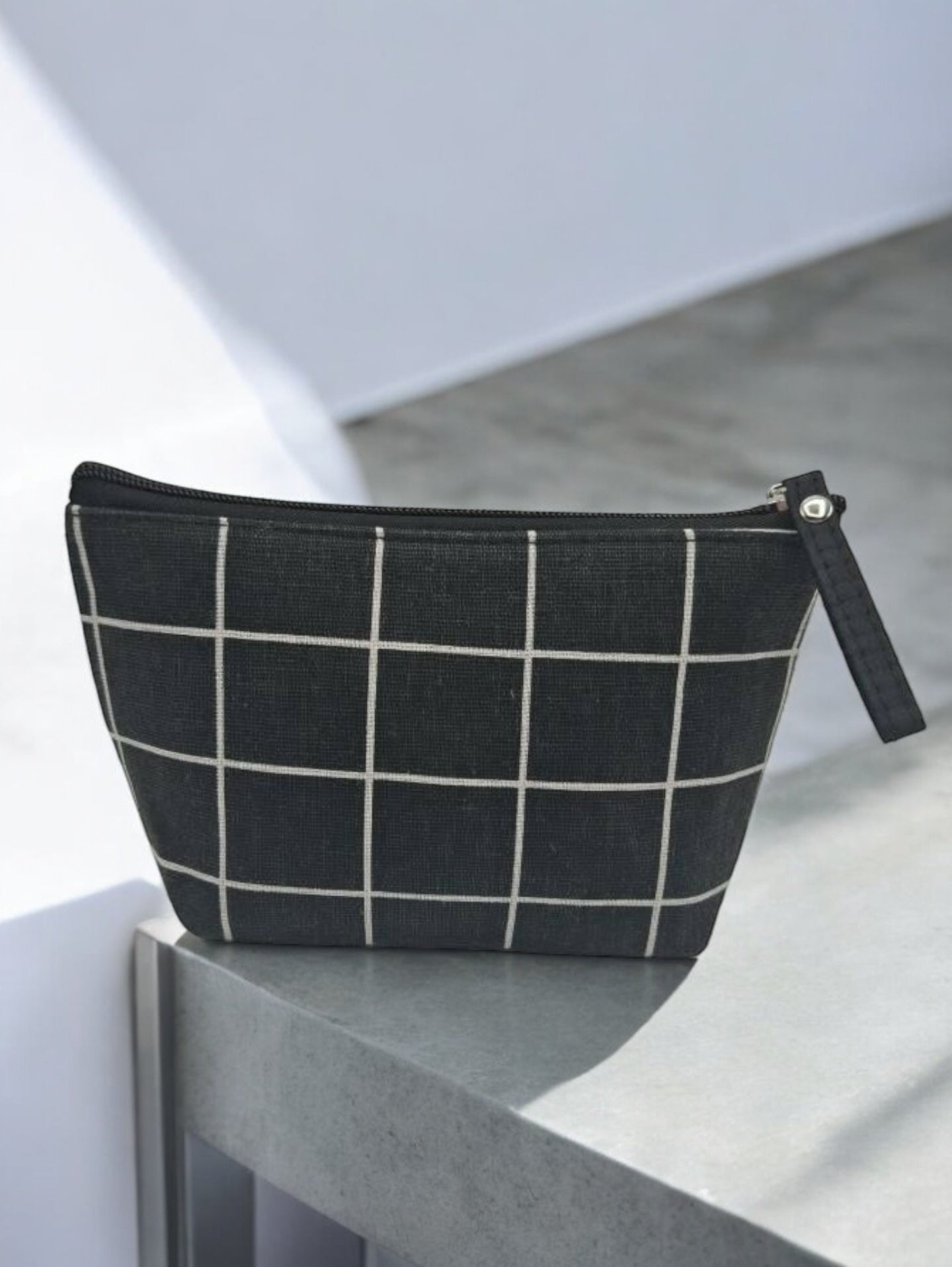 Trousse en coton motif à carreaux blancs sur un fond noir