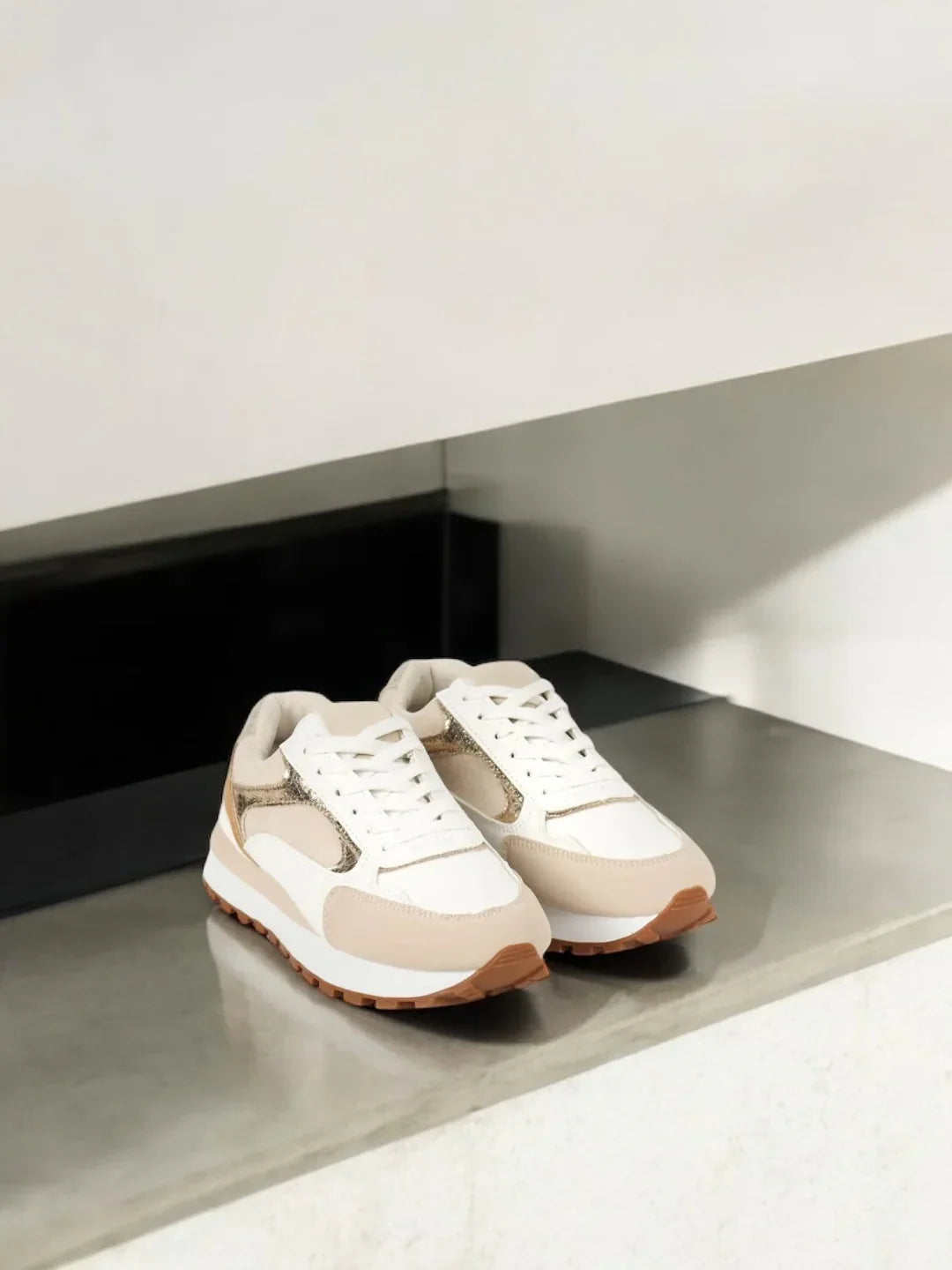 Chaussures baskets tendance beige et blanc style sneakers