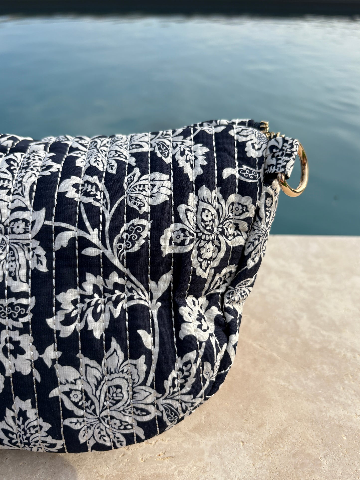 Sac banane coton matelassé liberty fleuri toile de jouy bleu marine et blanc