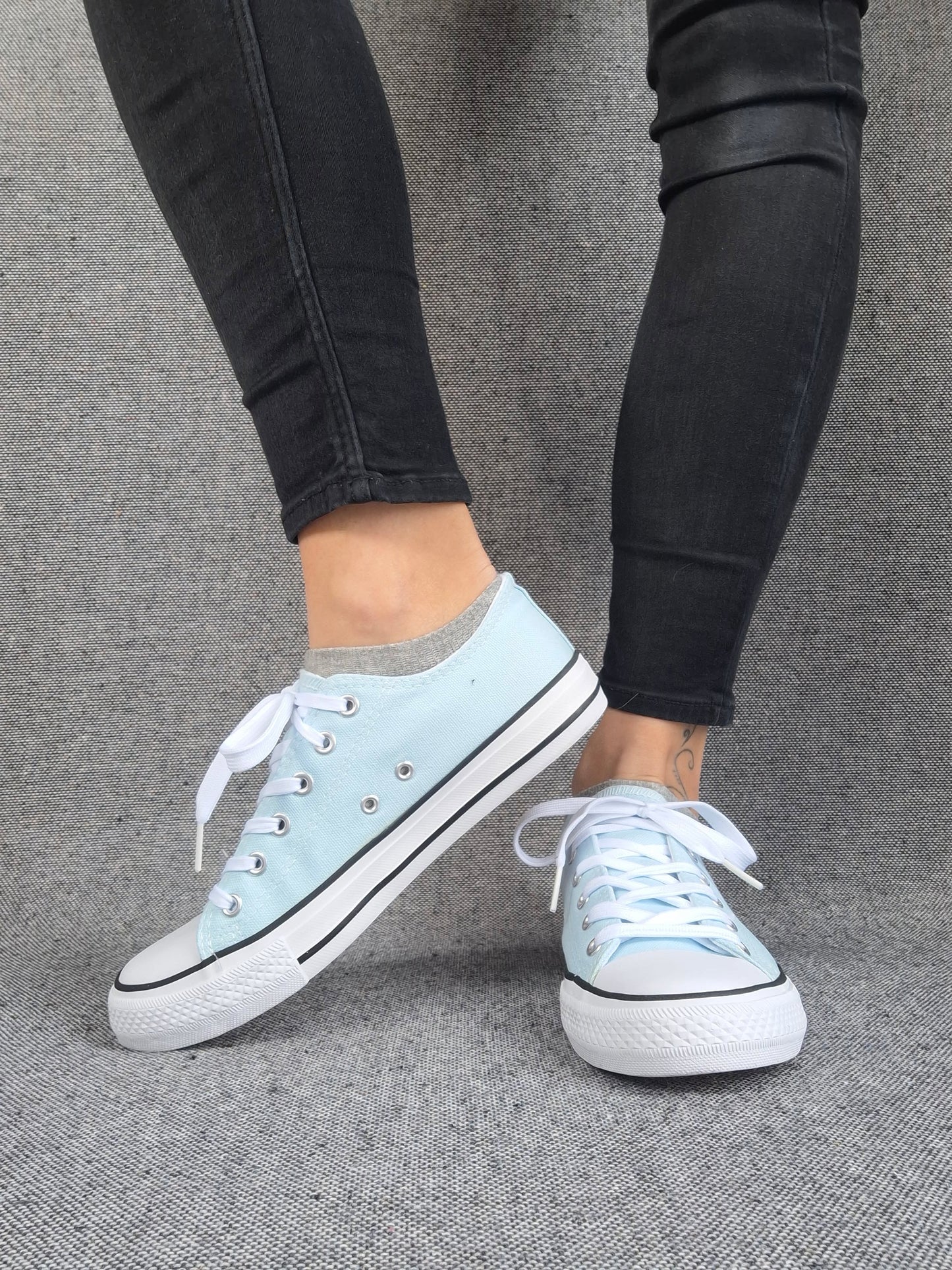 Chaussures baskets basses bleu ciel et blanc type converse