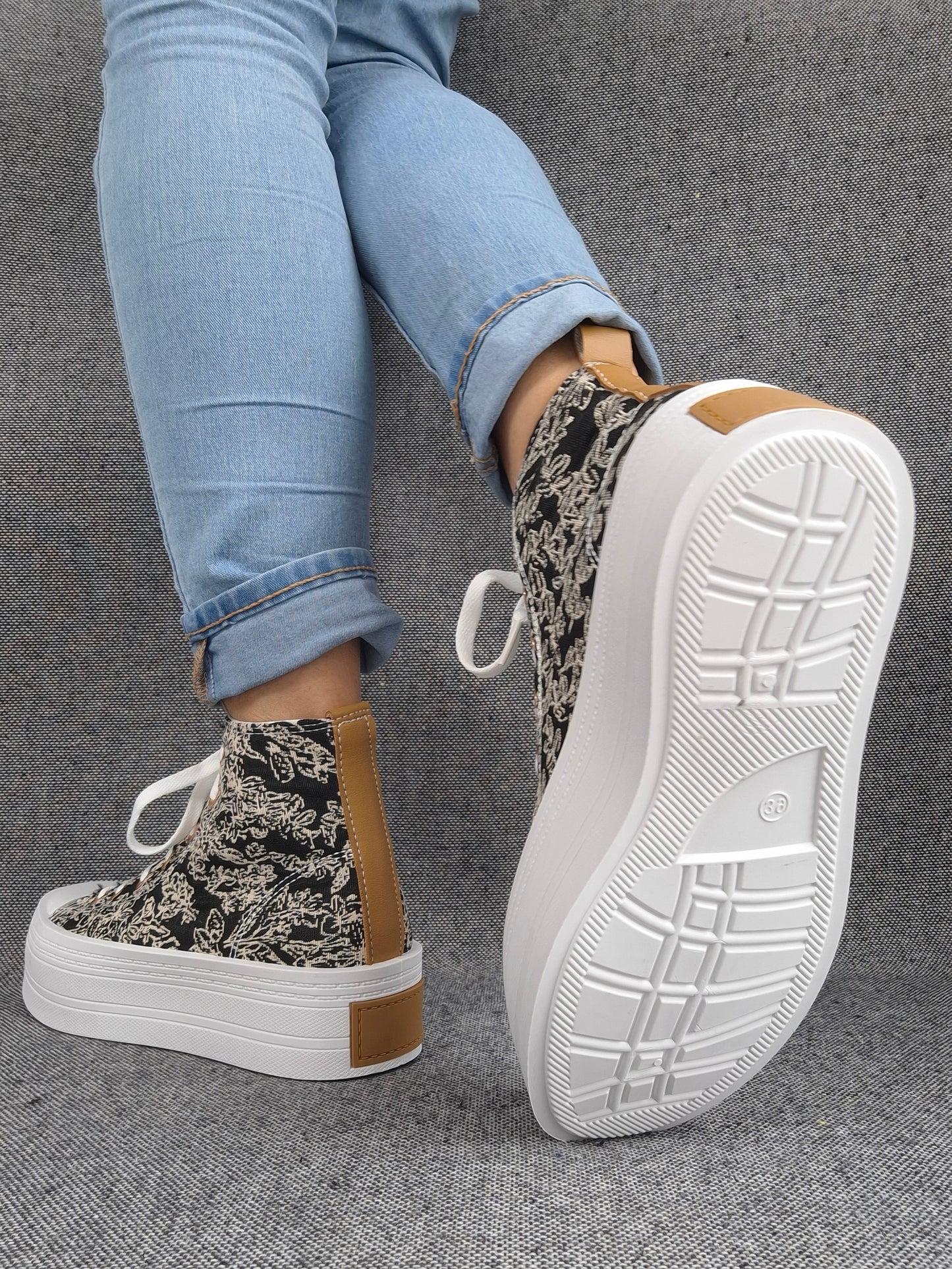 Chaussures baskets hautes en tissu toile noir toile de jouy beige semelles compensées