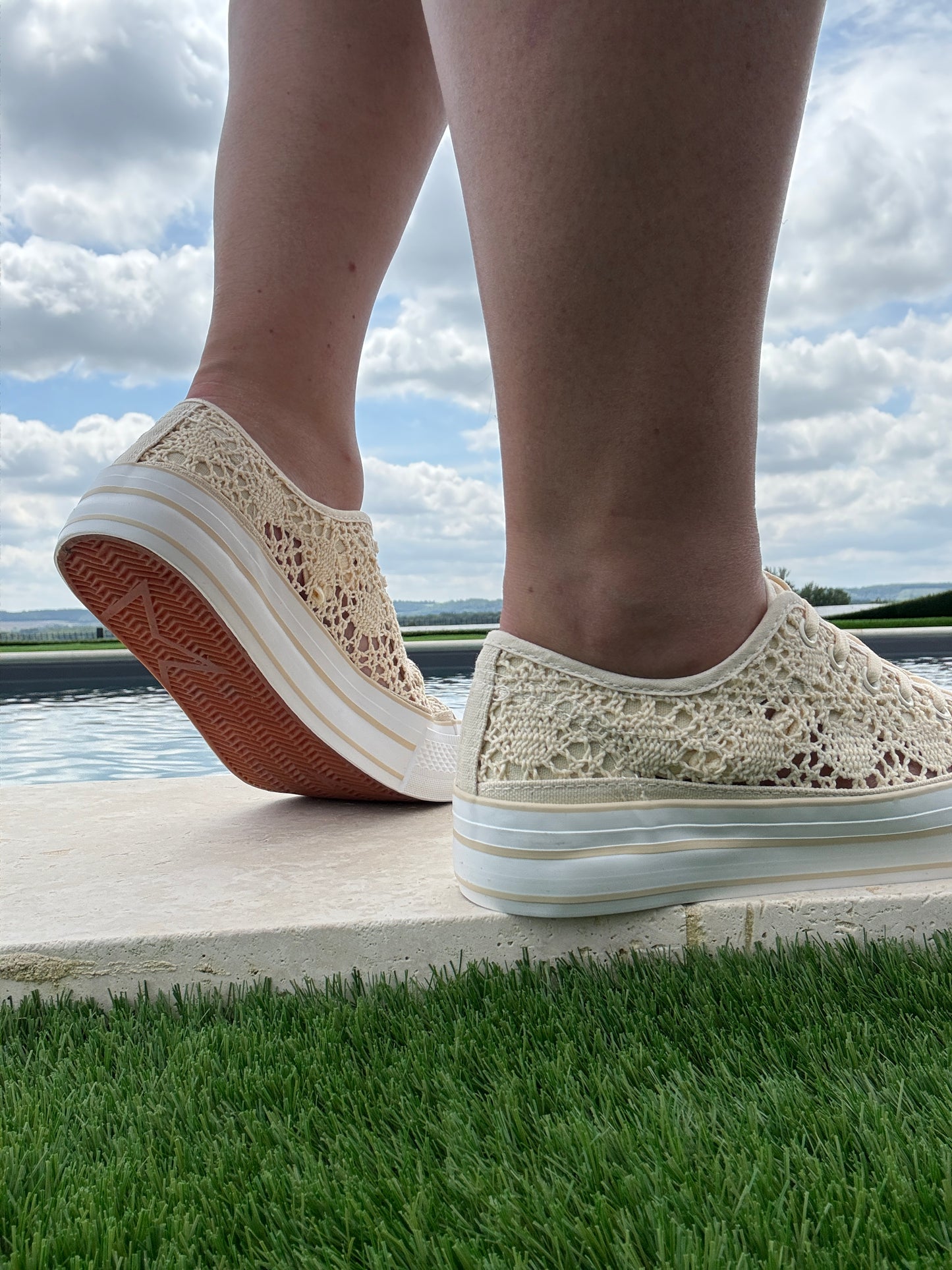 Chaussures baskets basses à dentelle beige en tissu style converse