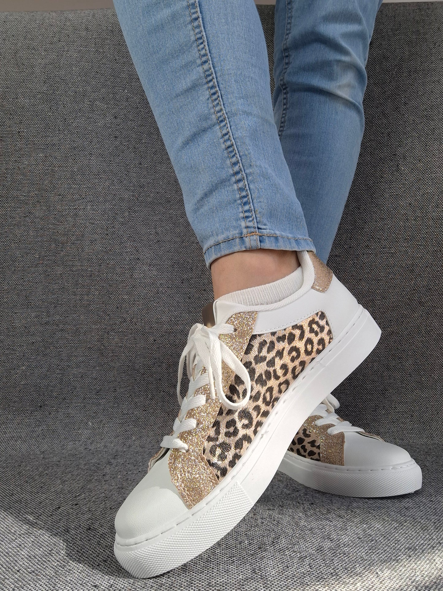 Chaussures baskets blanches beige motif léopard étoile style sneakers