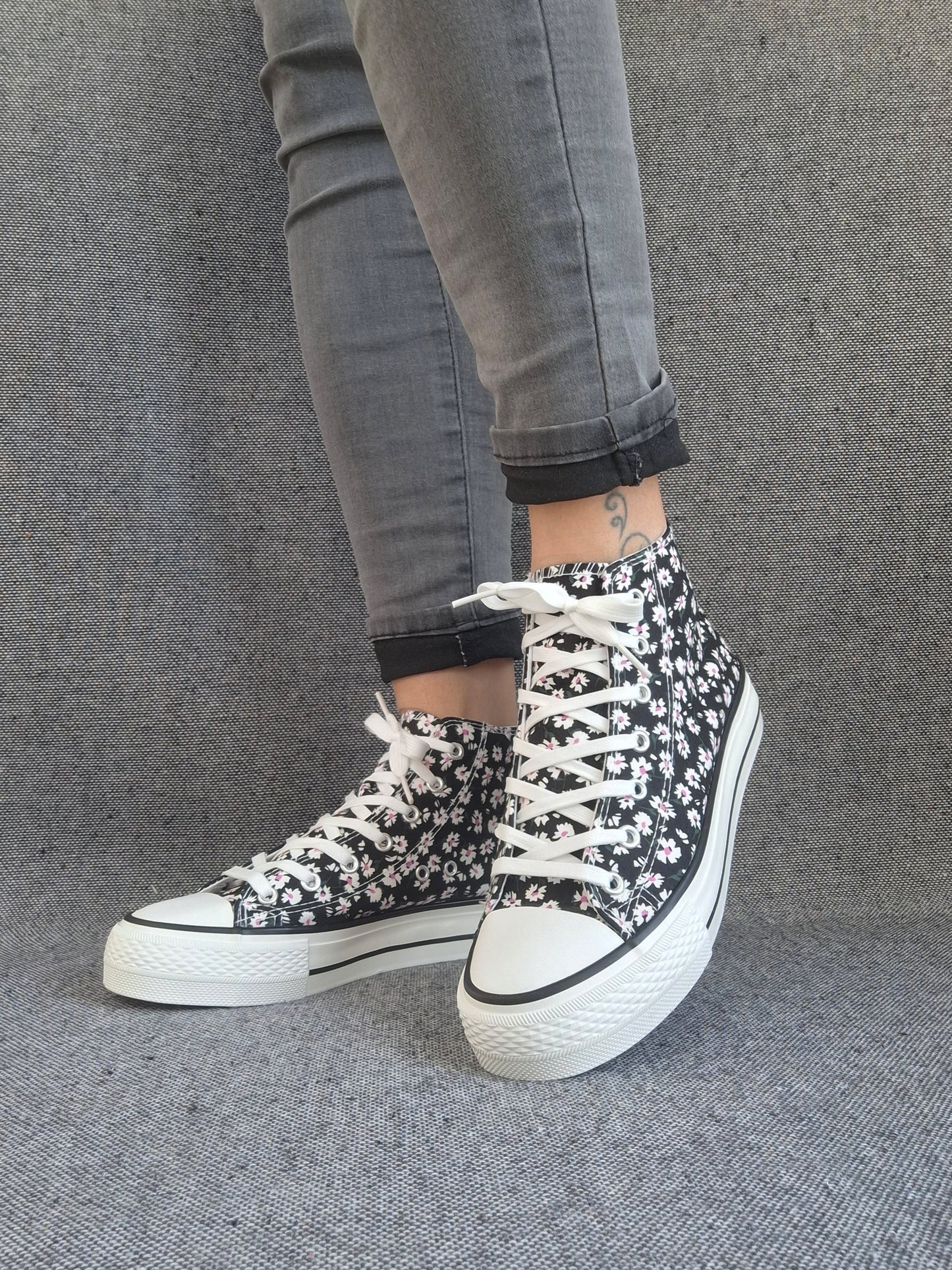 Chaussures baskets hautes motifs liberty fleurs noire en tissu style converse