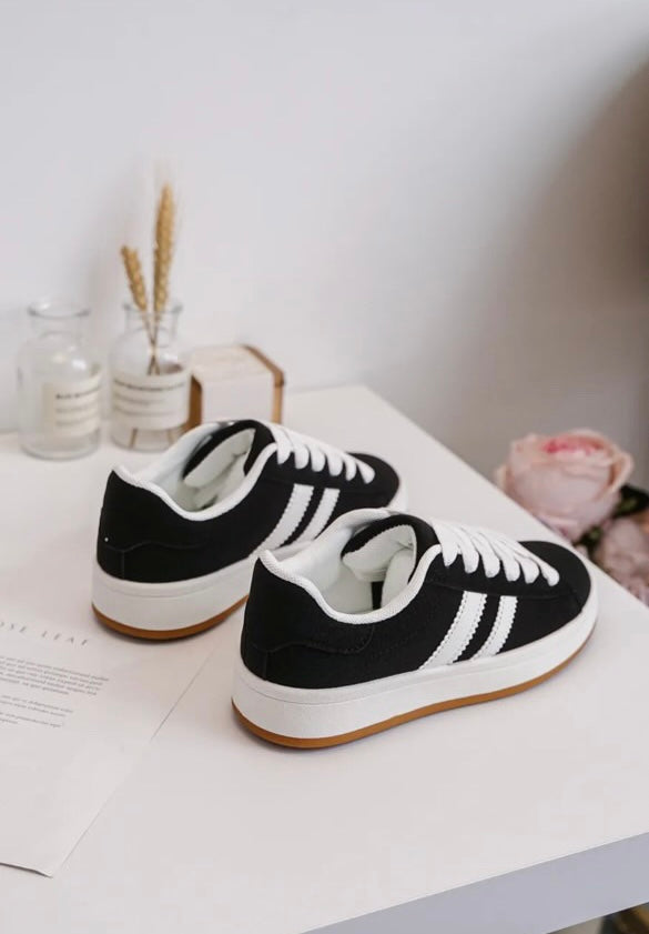 Chaussures baskets basses noires à rayures blanches style sneakers campus