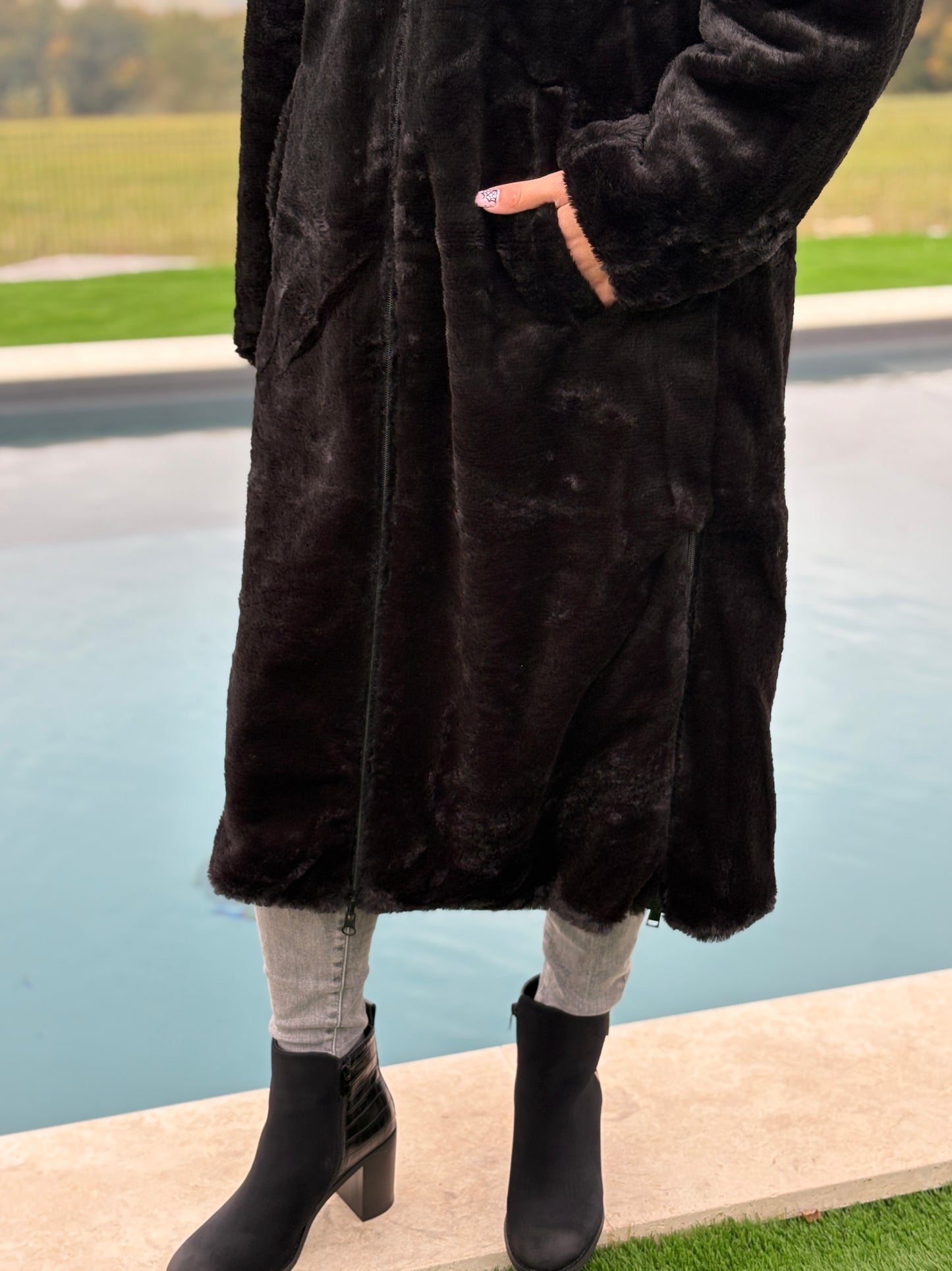 Manteau long réversible noir fausse fourrure avec capuche et cordons de serrage à la taille