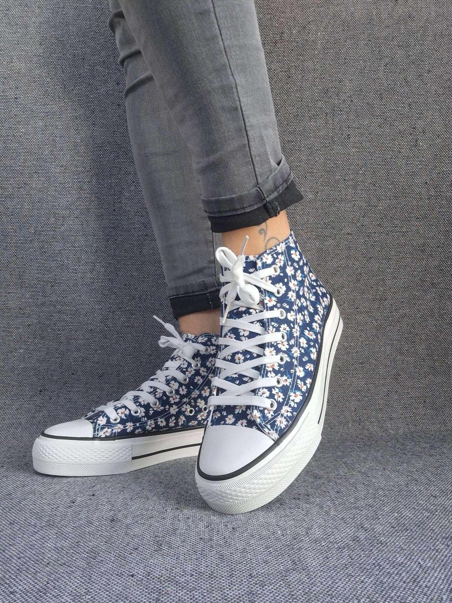 Chaussures baskets hautes motifs liberty fleurs bleu marine en tissu style converse