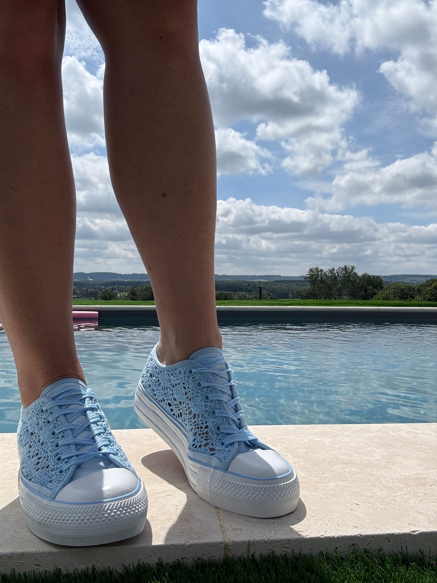 Chaussures baskets basses à dentelle bleu en tissu style converse
