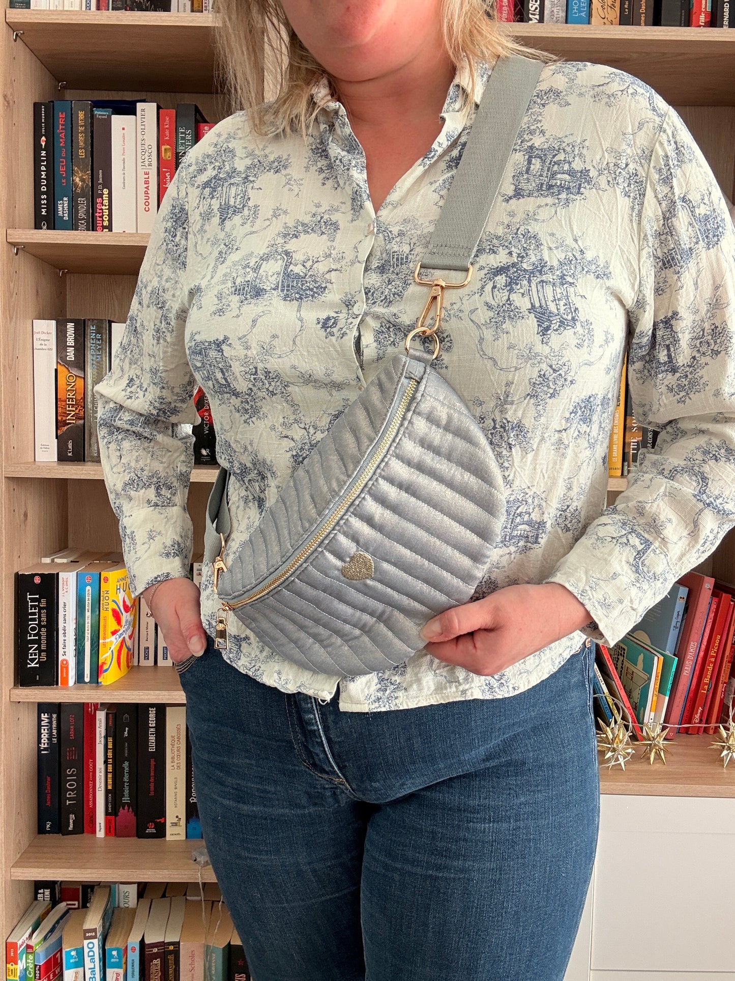 Sac banane bleu clair irisé en tissu texturé relief – style chic et finitions dorées pour femme