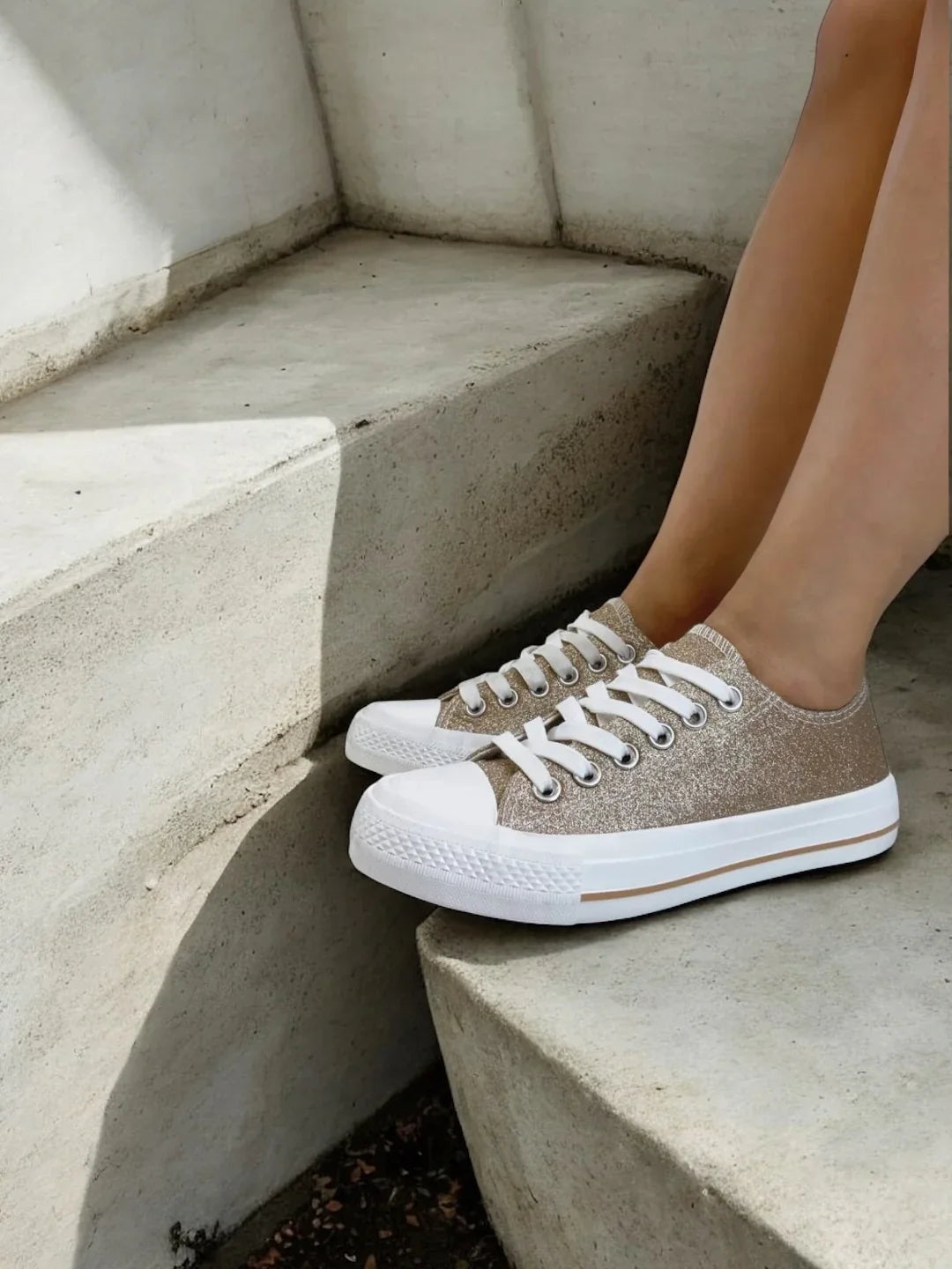 Chaussures baskets basses effet pailleté glitter doré style converse