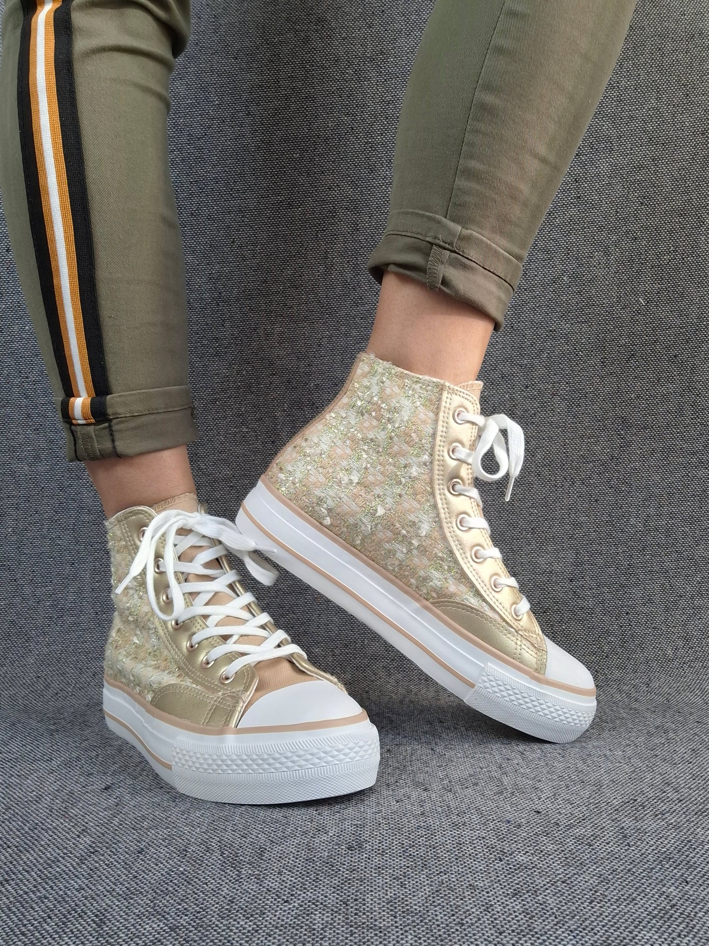 Chaussures baskets hautes en tweed doré style converse