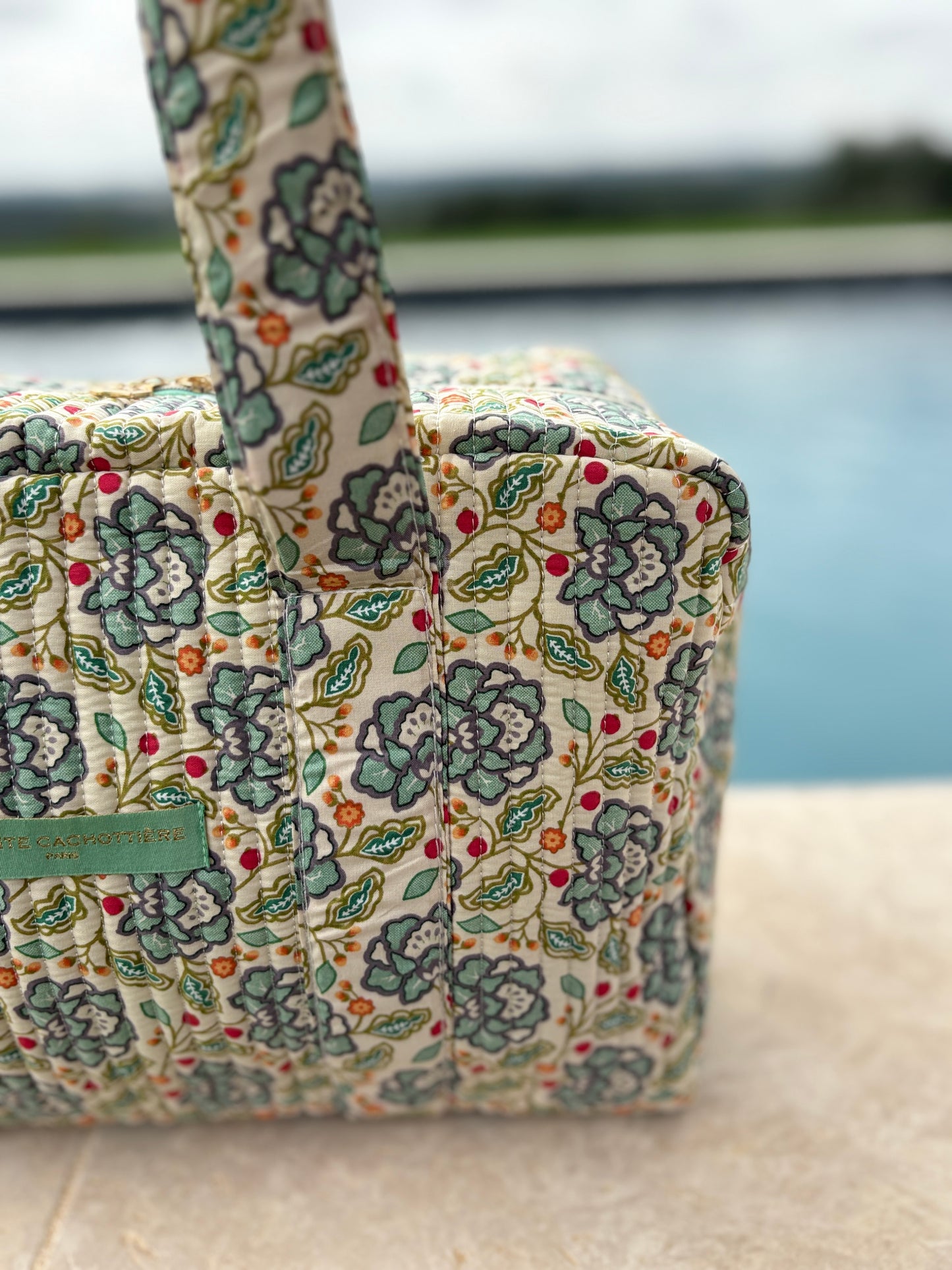 Sac week-end polochon en coton matelassé blanc liberty fleuri jaune et bleu