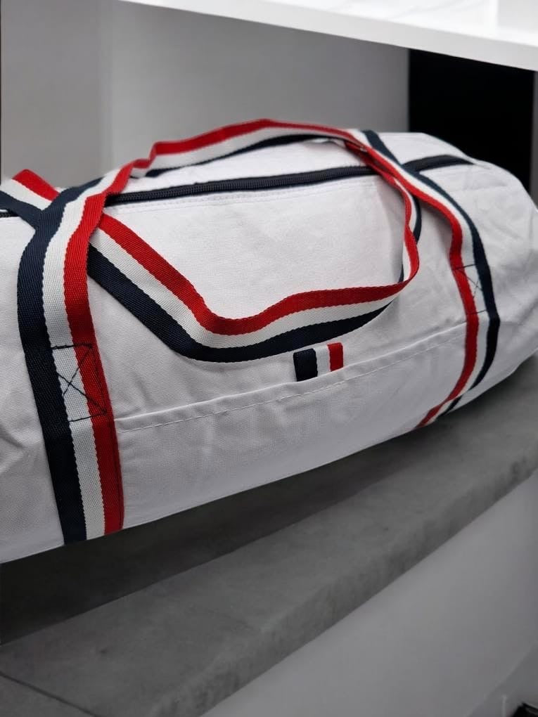 Sac polochon en tissu coton blanc détails rayés tricolores