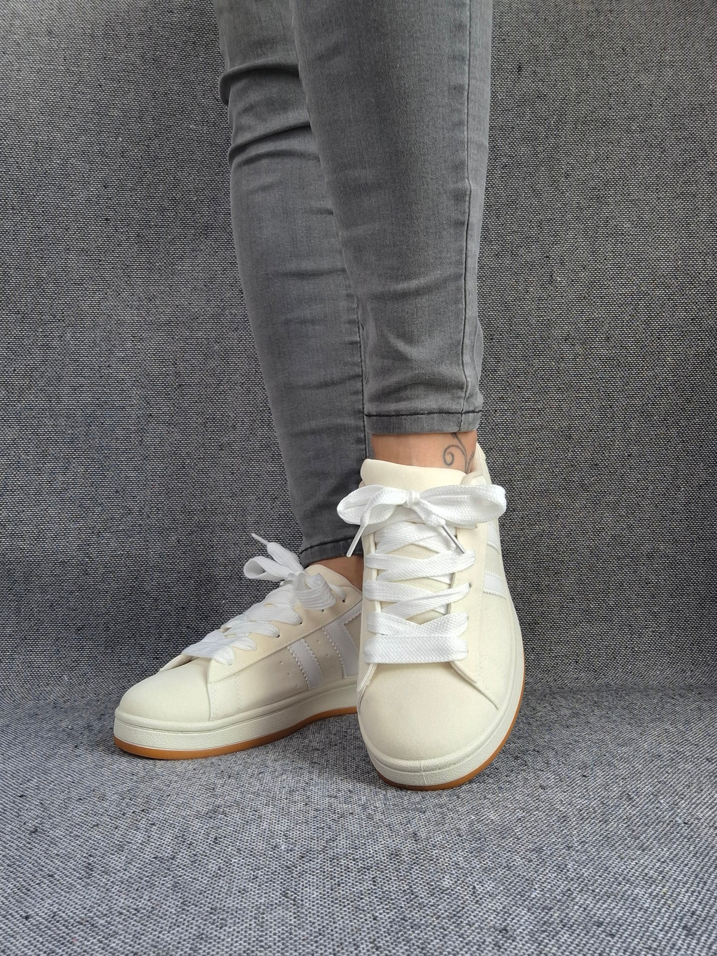 Chaussures baskets basses beige clair à bandes blanches style campus