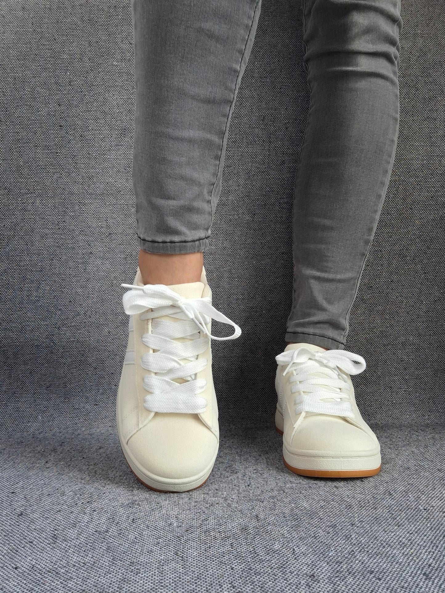 Chaussures baskets basses beige clair à bandes blanches style campus