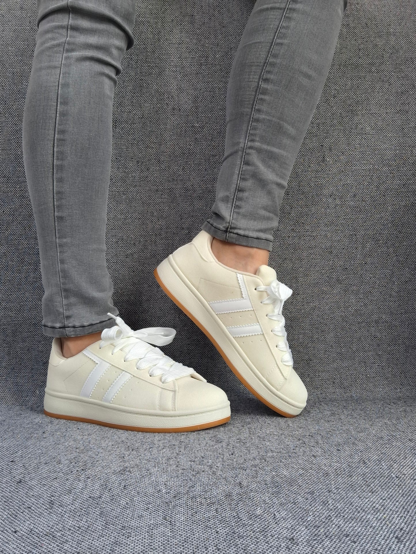 Chaussures baskets basses beige clair à bandes blanches style campus