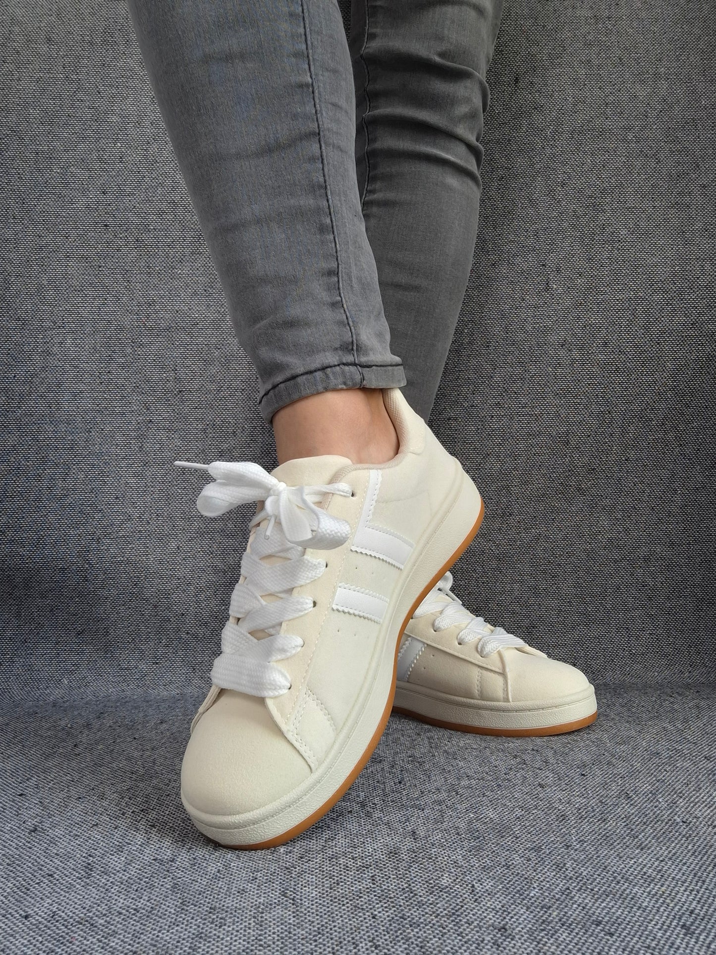 Chaussures baskets basses beige clair à bandes blanches style campus
