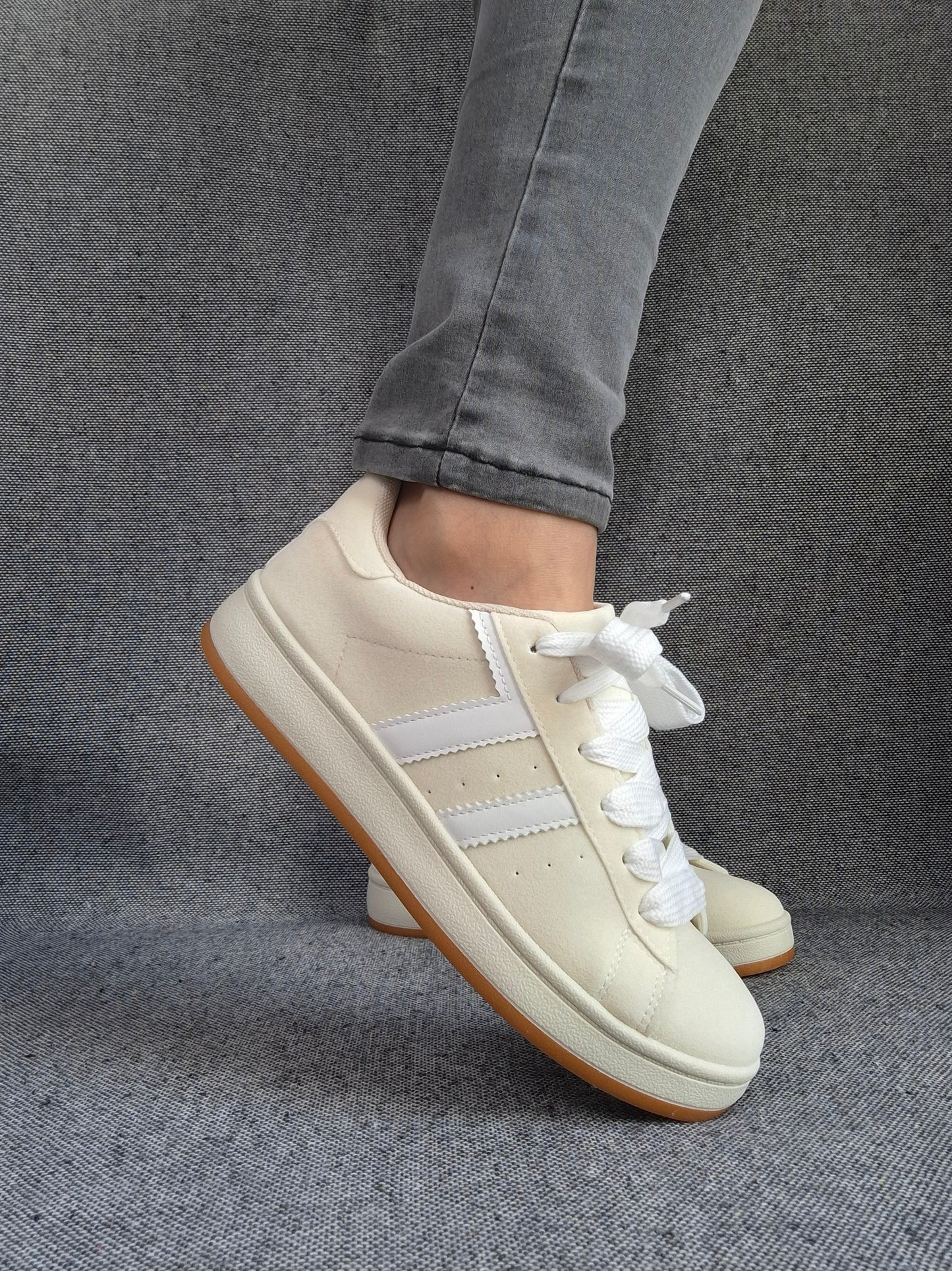 Chaussures baskets basses beige clair à bandes blanches style campus