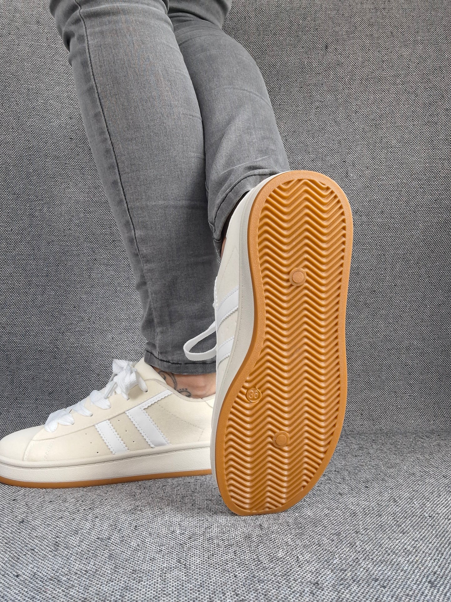 Chaussures baskets basses beige clair à bandes blanches style sneakers campus