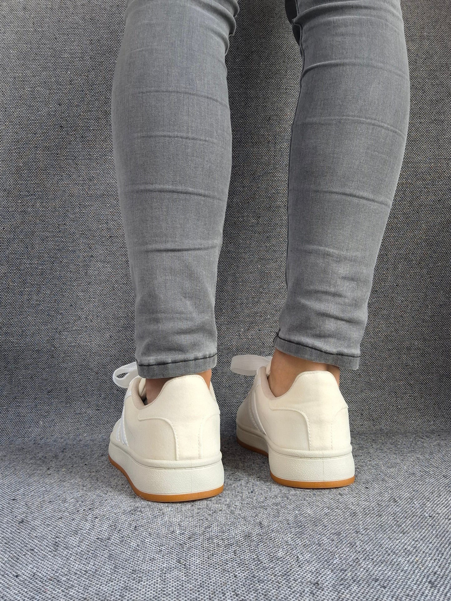 Chaussures baskets basses beige clair à bandes blanches style campus