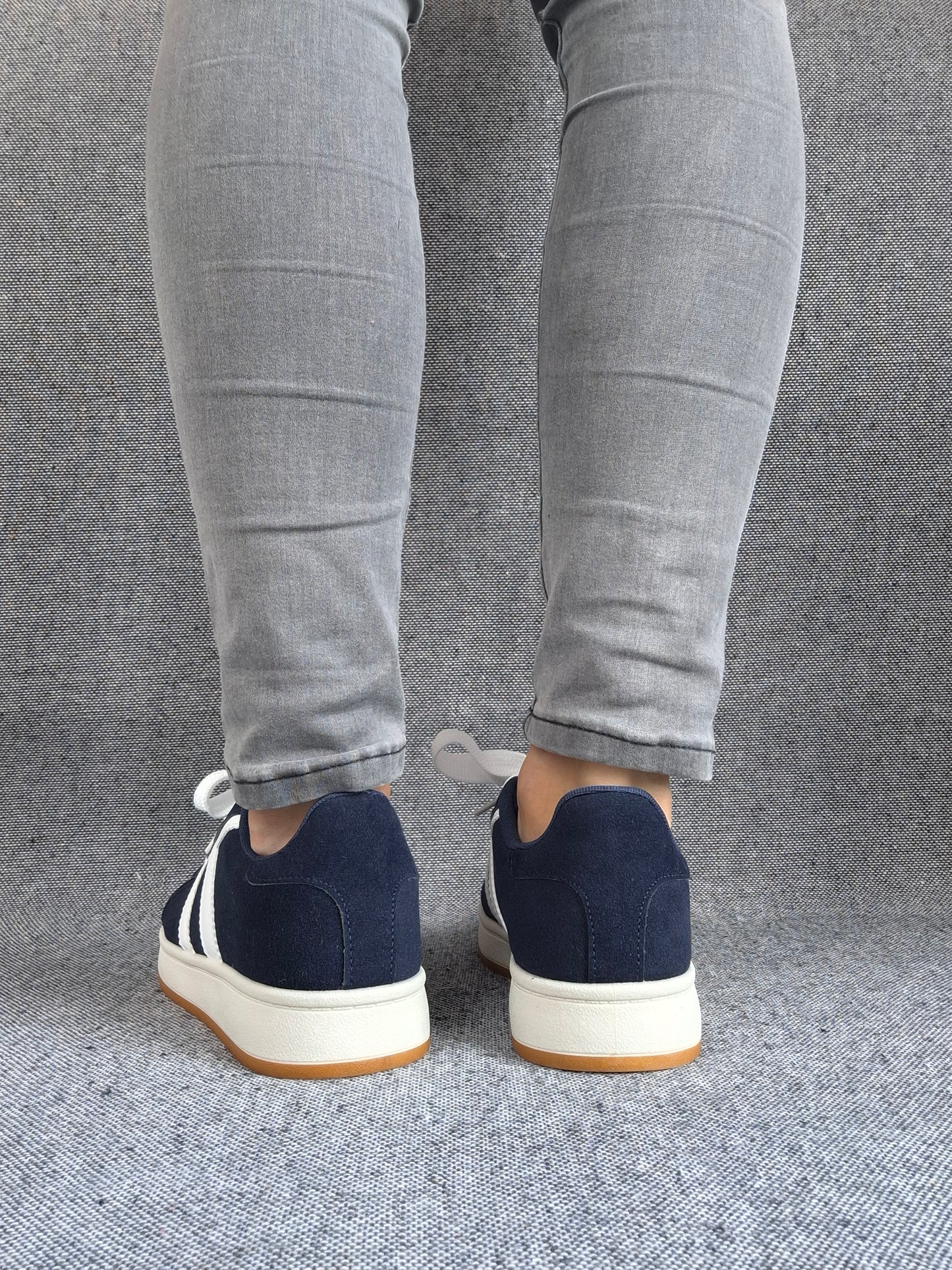 Chaussures baskets basses bleu marine à bandes blanches style sneakers campus