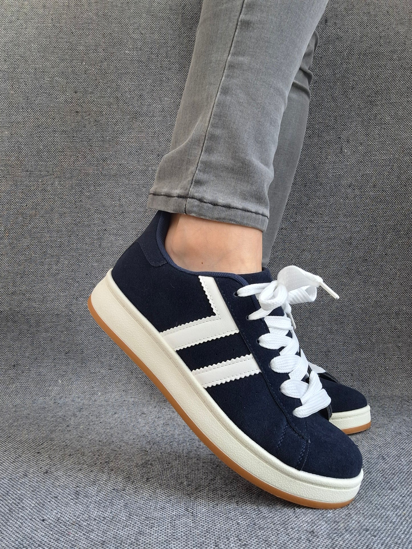 Chaussures baskets basses bleu marine à bandes blanches style sneakers campus